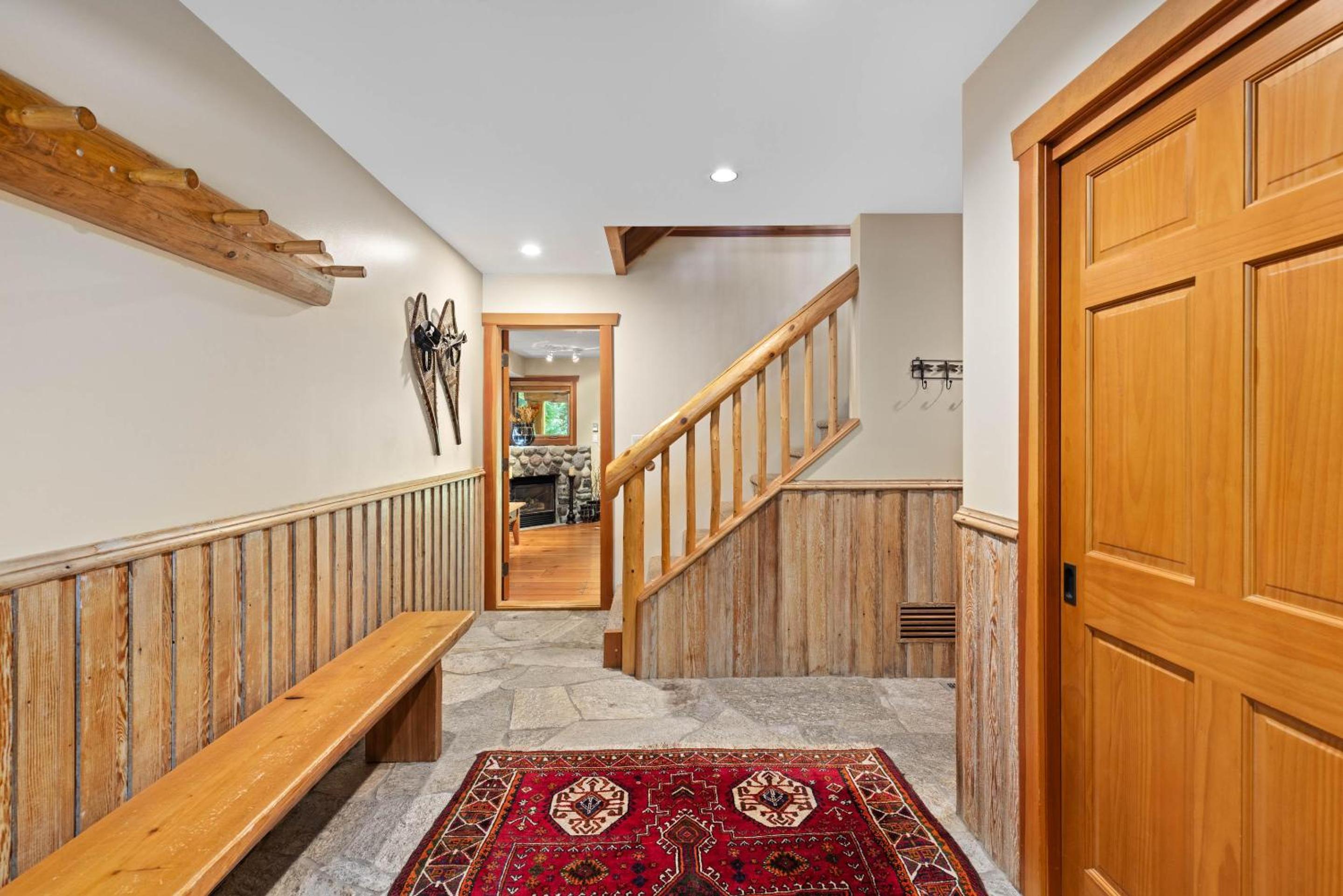 Muirfield Chalet - Spacious Traditional Log Cabin, Hot Tub