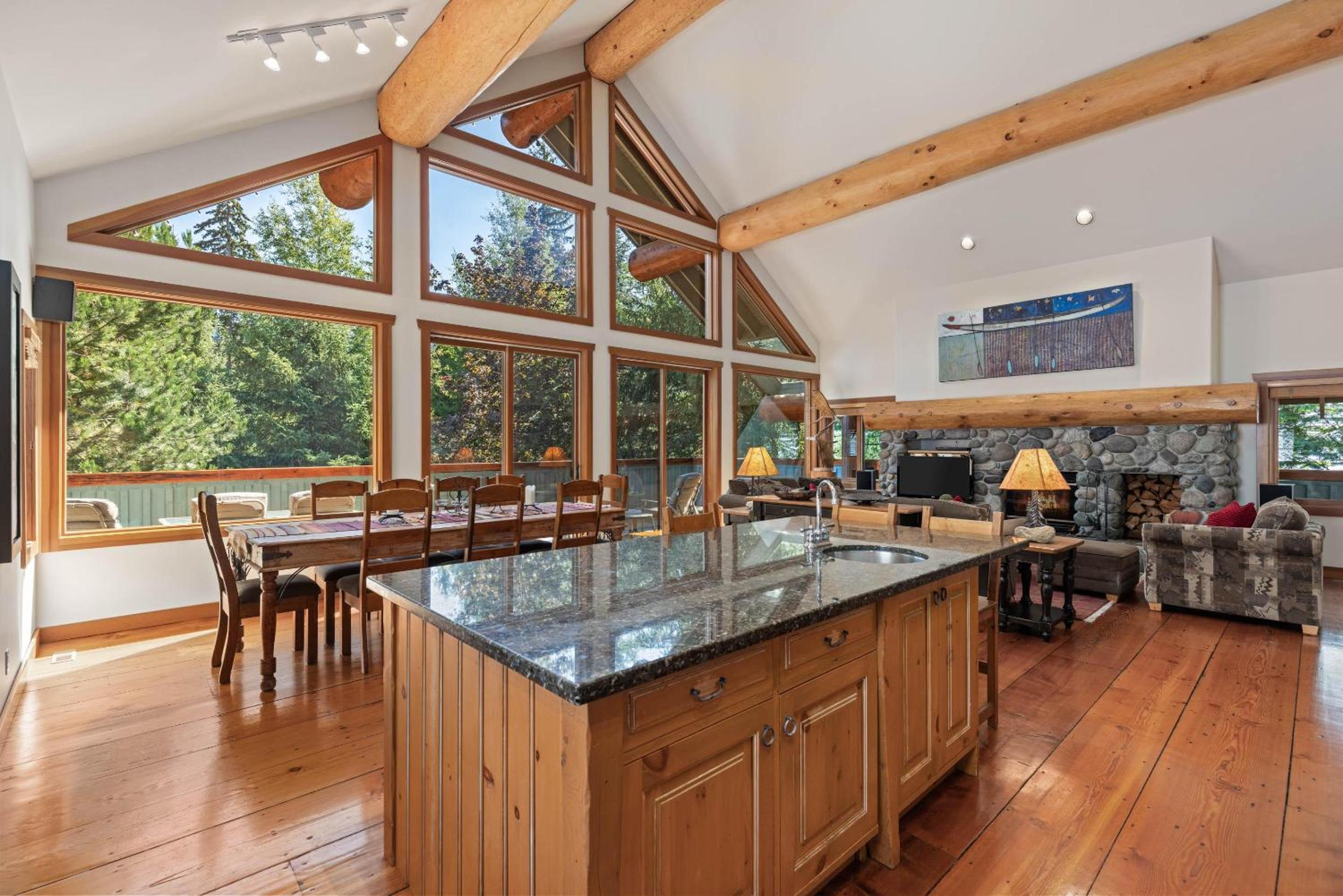 Muirfield Chalet - Spacious Traditional Log Cabin, Hot Tub