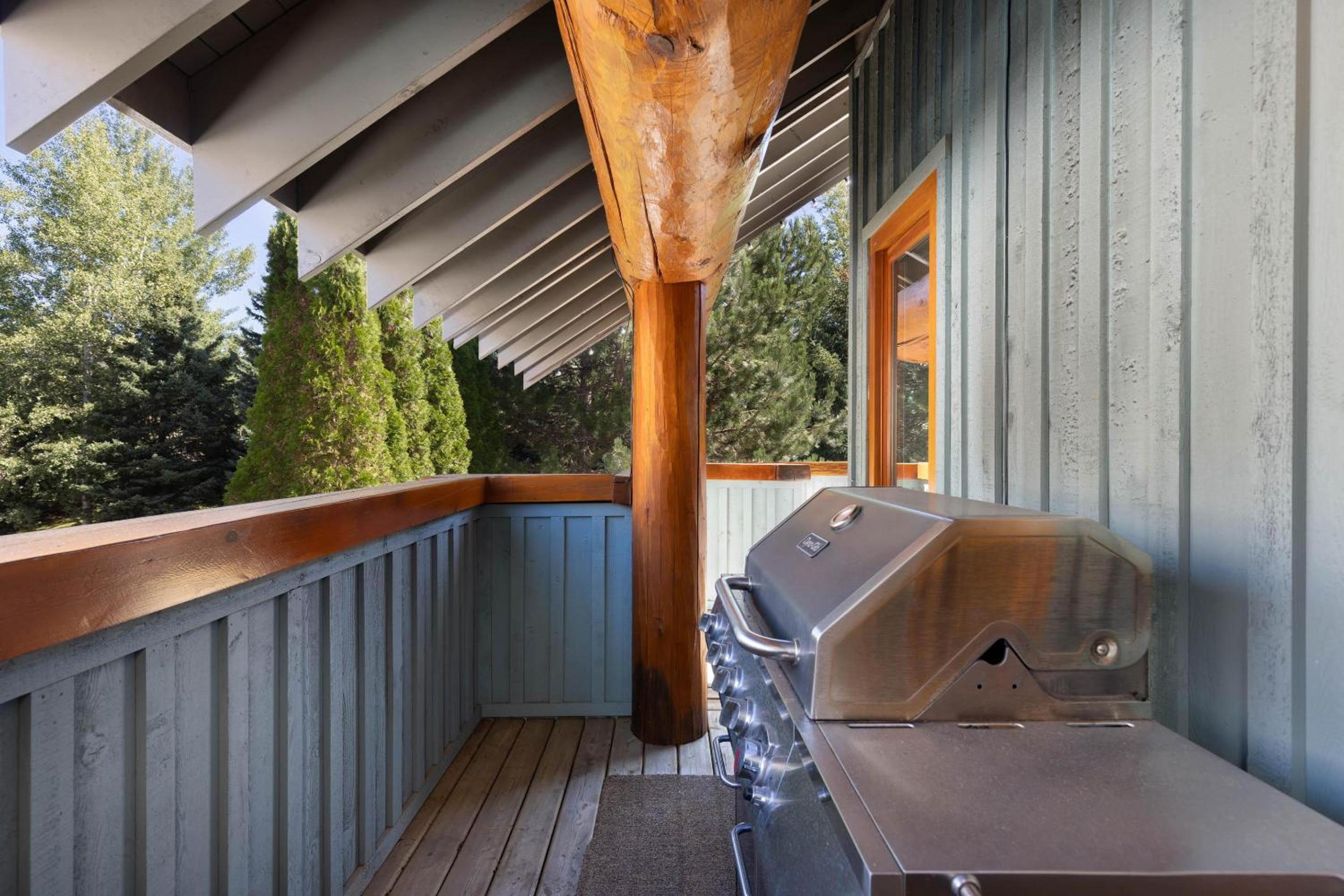 Muirfield Chalet - Spacious Traditional Log Cabin, Hot Tub