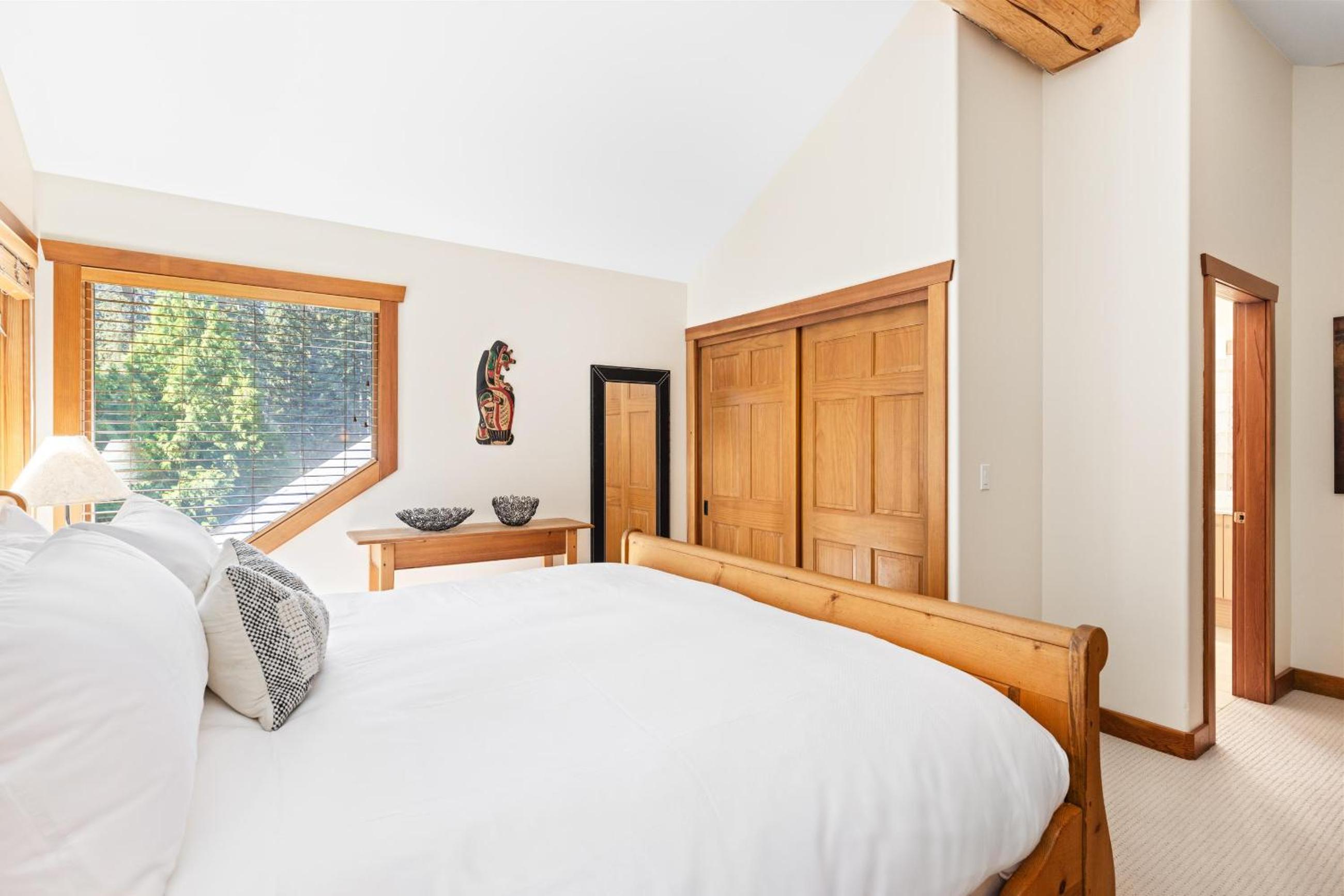 Muirfield Chalet - Spacious Traditional Log Cabin, Hot Tub