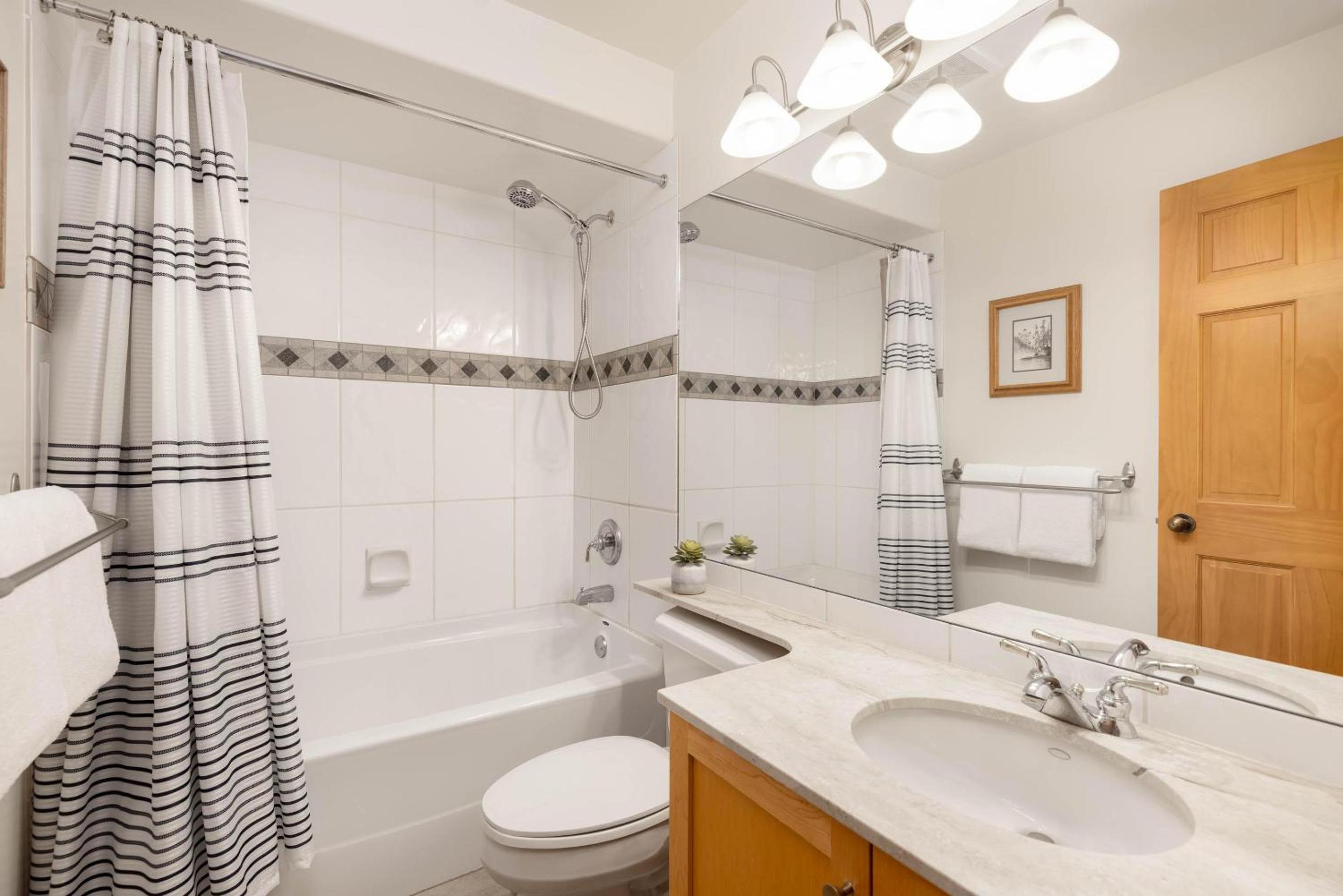 Muirfield Chalet - Spacious Traditional Log Cabin, Hot Tub