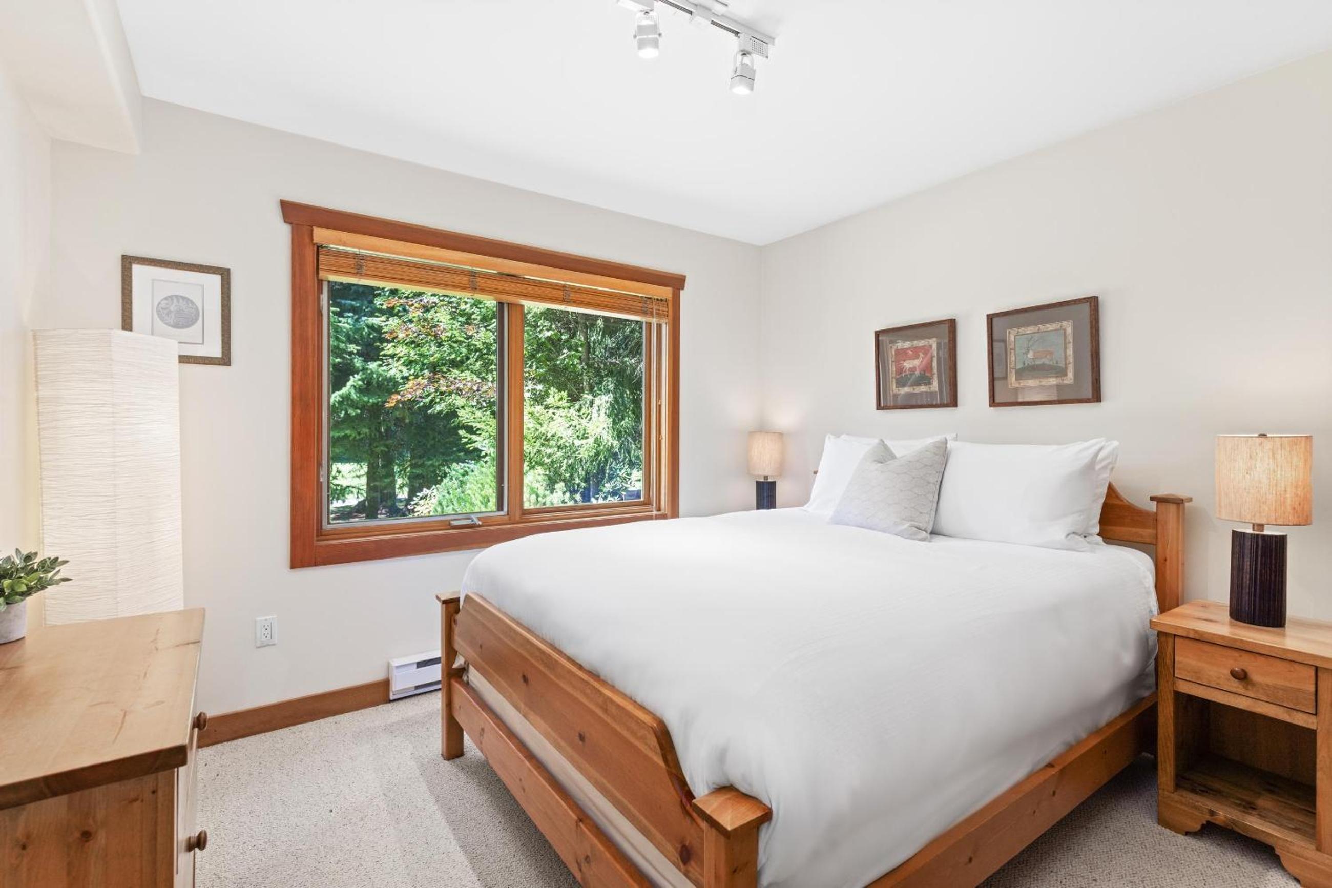 Muirfield Chalet - Spacious Traditional Log Cabin, Hot Tub