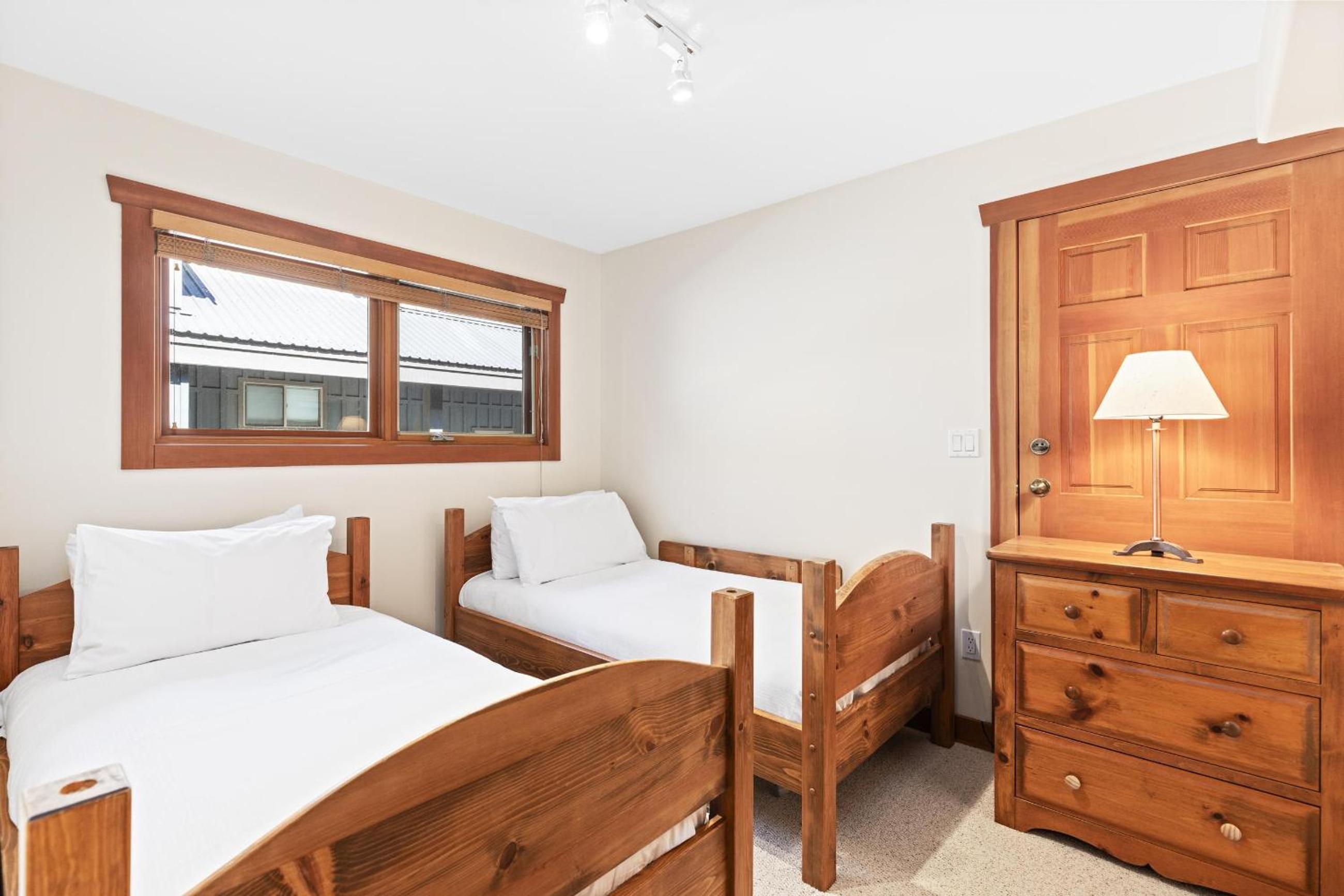Muirfield Chalet - Spacious Traditional Log Cabin, Hot Tub