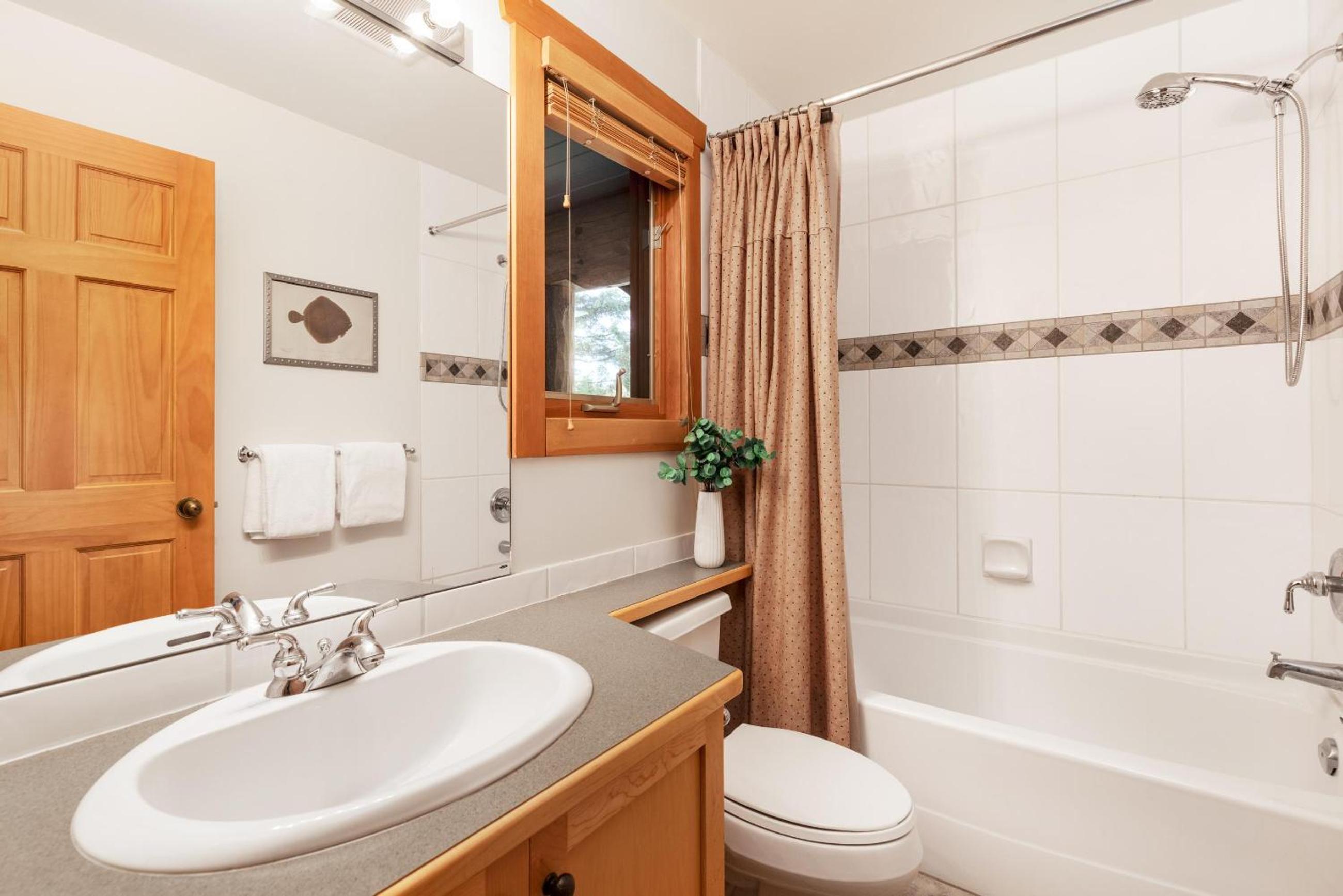 Muirfield Chalet - Spacious Traditional Log Cabin, Hot Tub