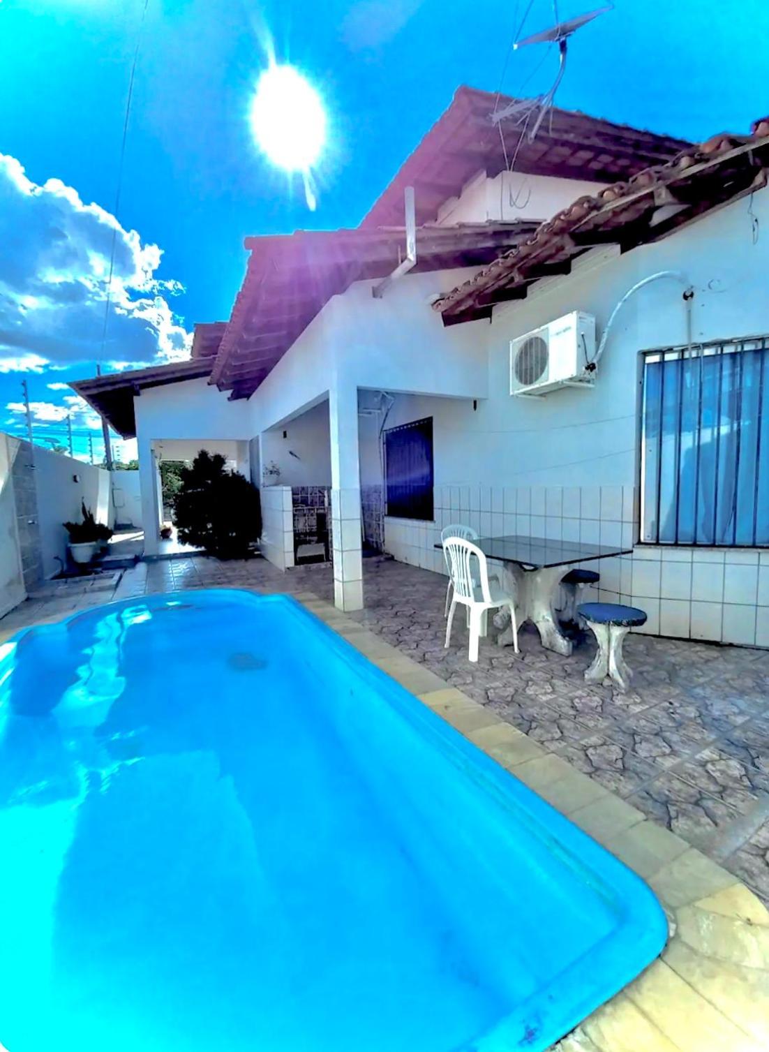 CASA COM PISCINA EM ÁREA NOBRE