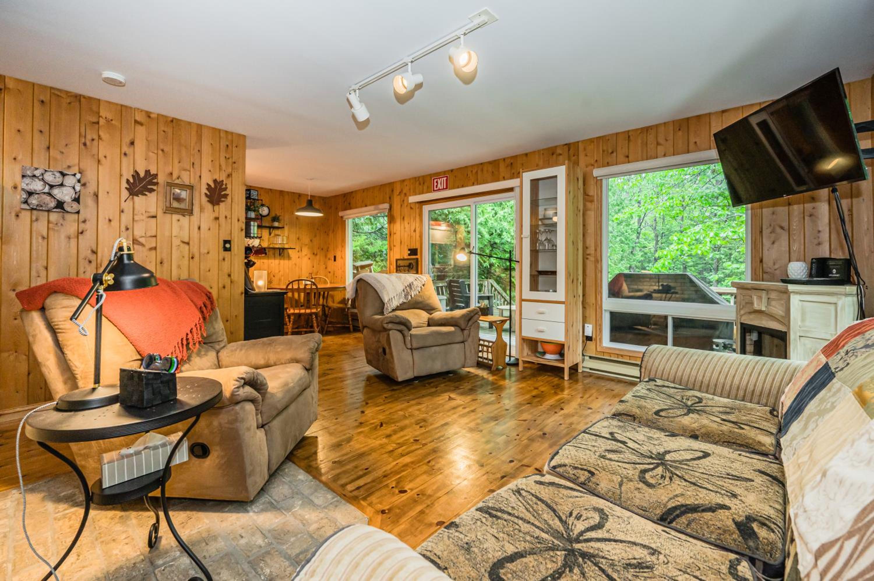 Rustic cabin w Games near Lake and National Park