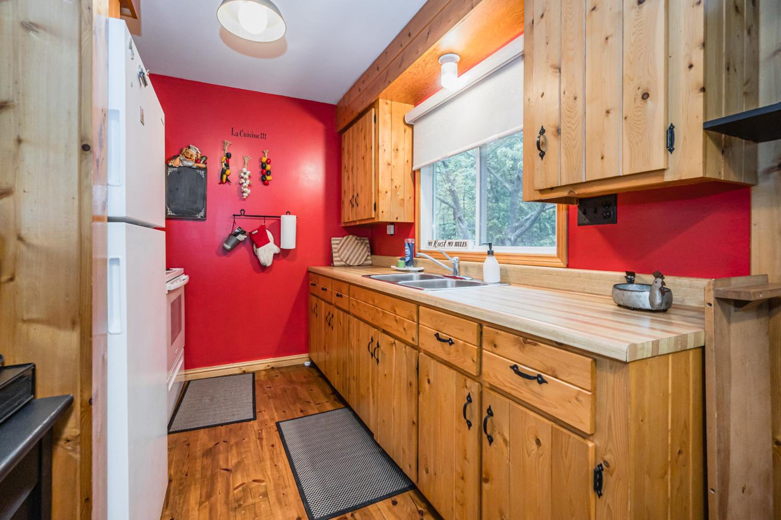 Rustic cabin w Games near Lake and National Park