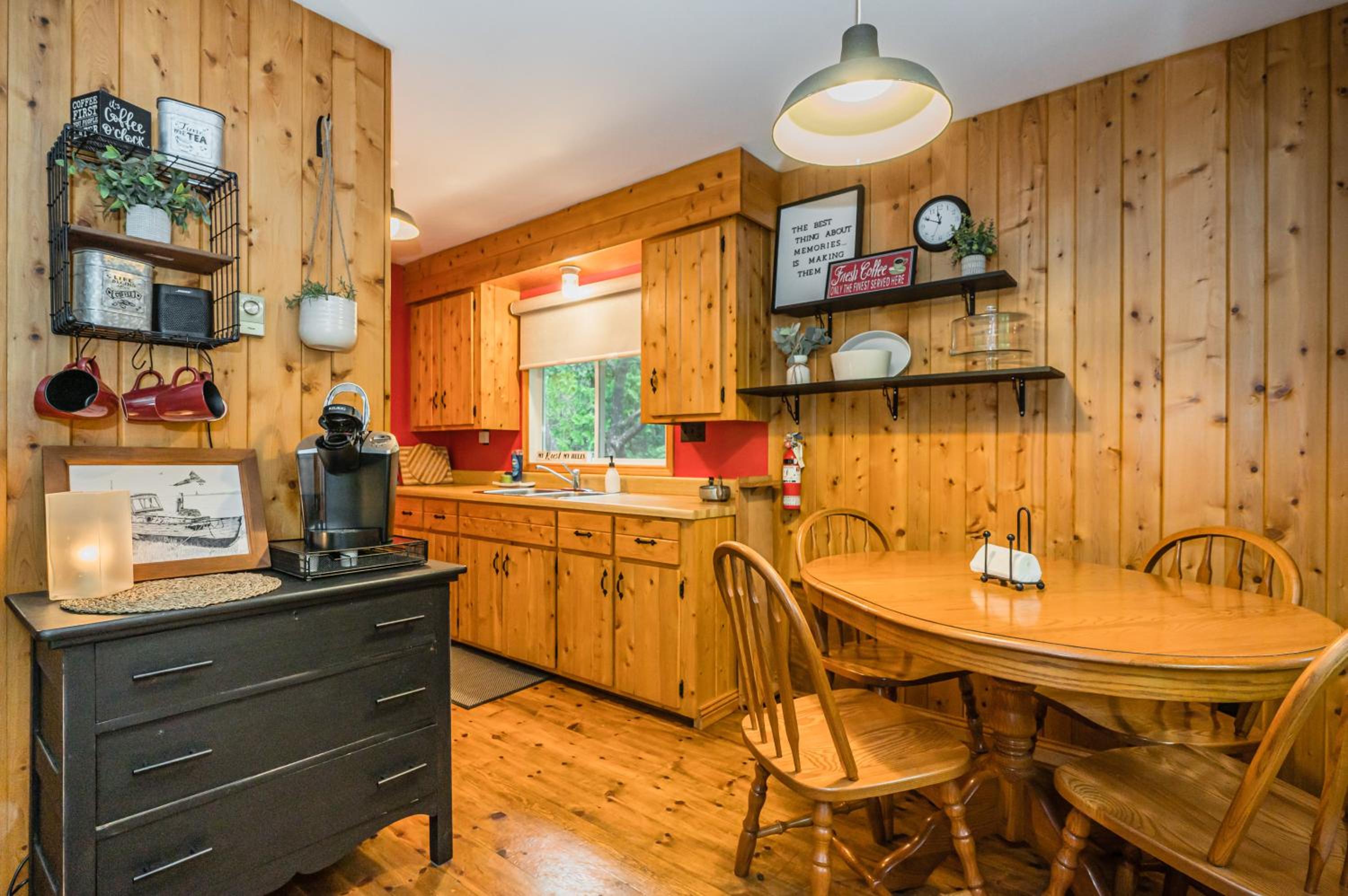 Rustic cabin w Games near Lake and National Park