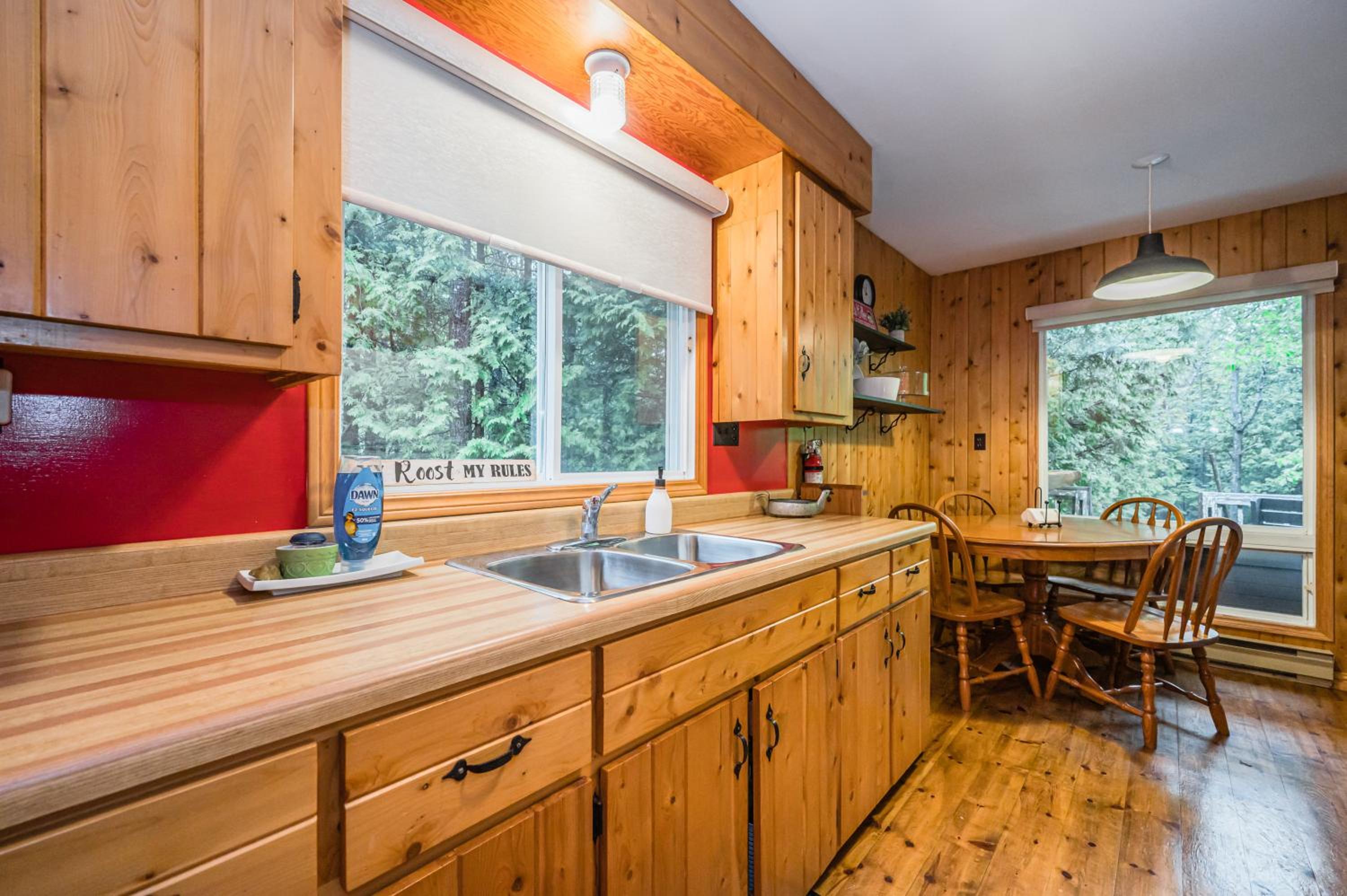 Rustic cabin w Games near Lake and National Park