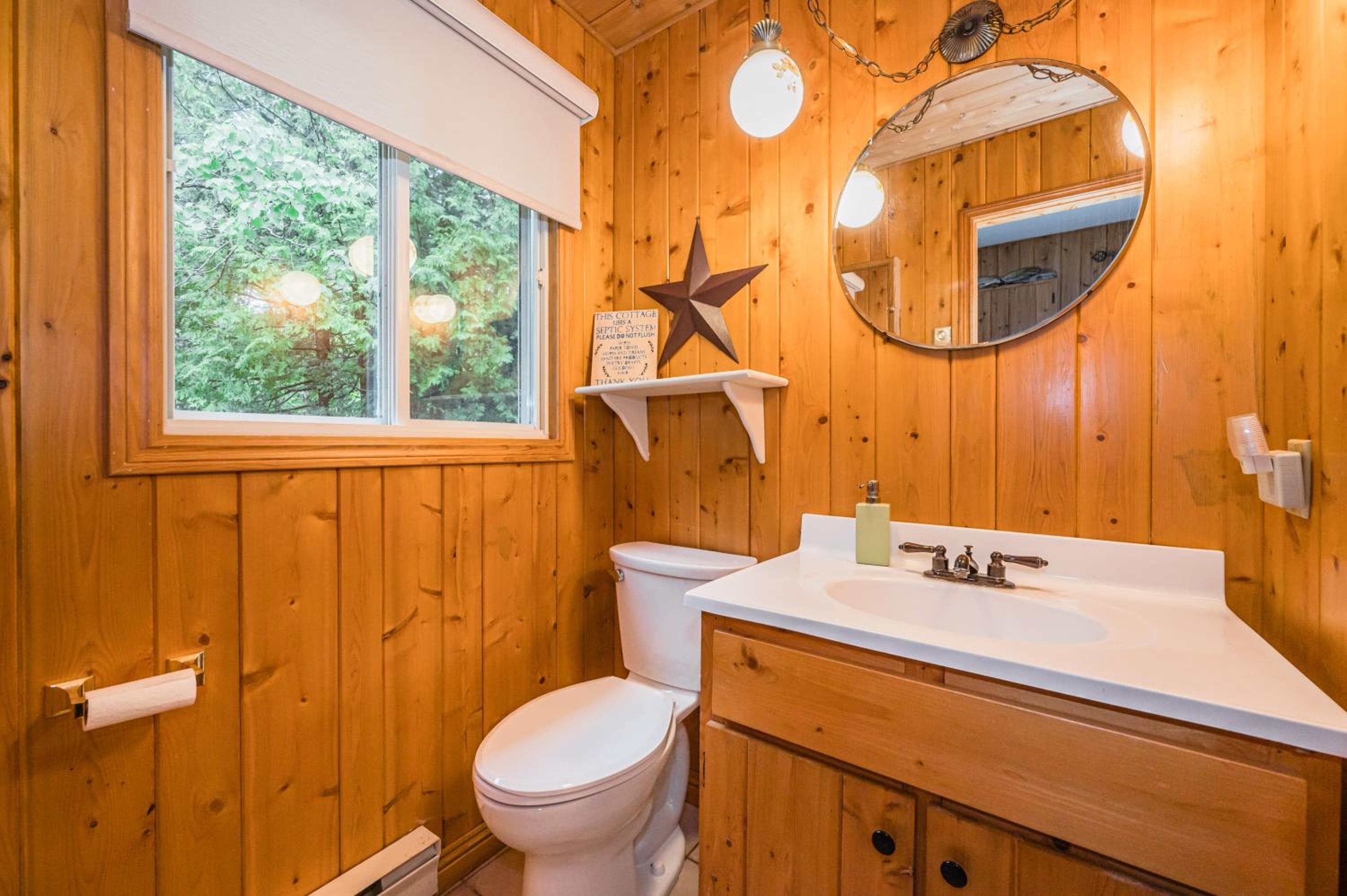 Rustic cabin w Games near Lake and National Park