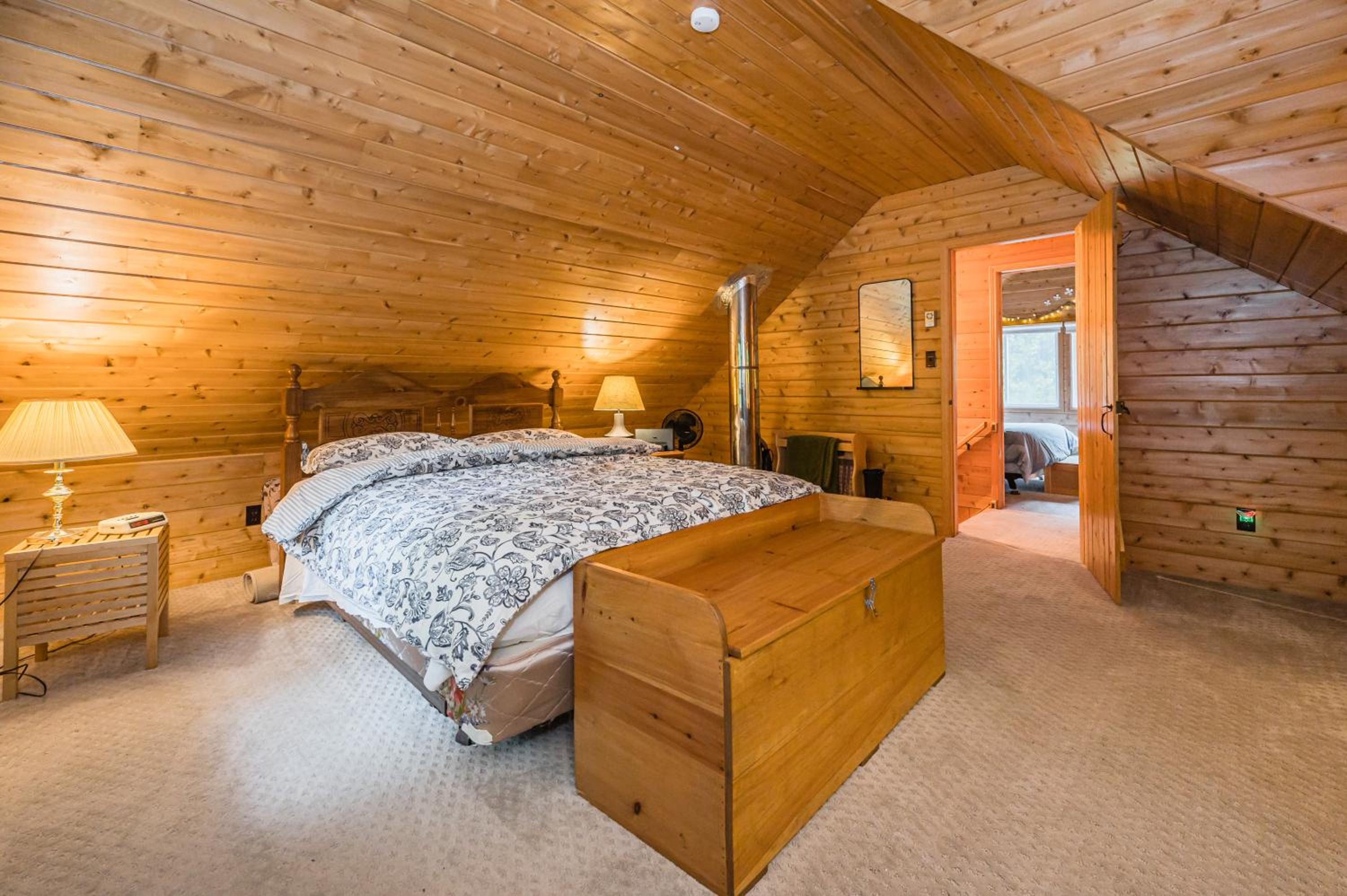 Rustic cabin w Games near Lake and National Park