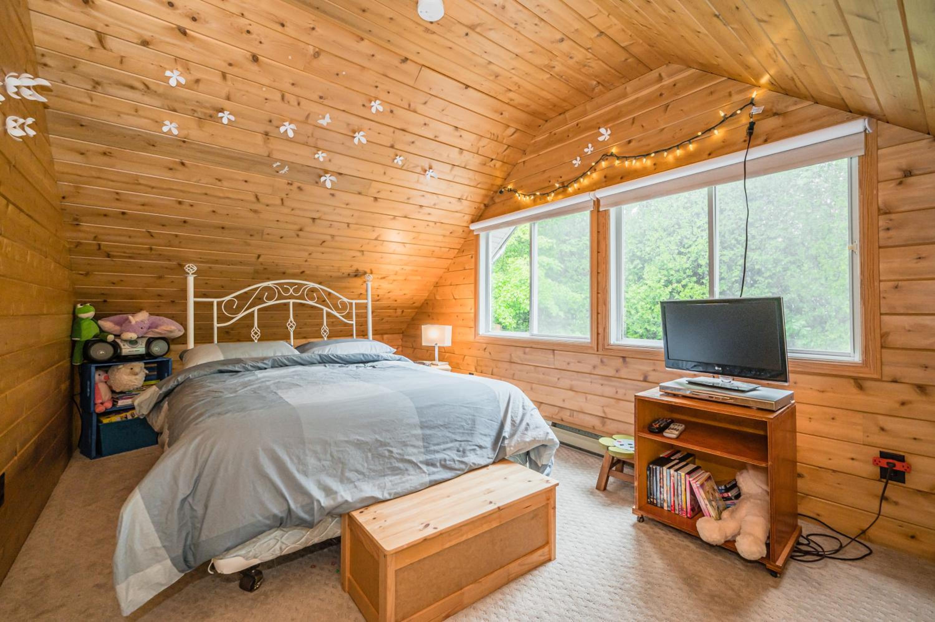 Rustic cabin w Games near Lake and National Park