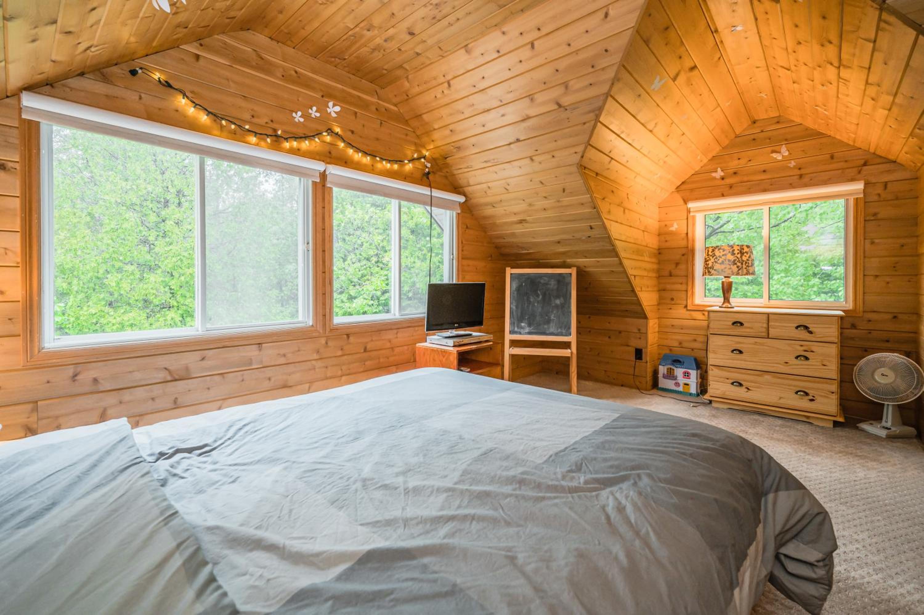 Rustic cabin w Games near Lake and National Park