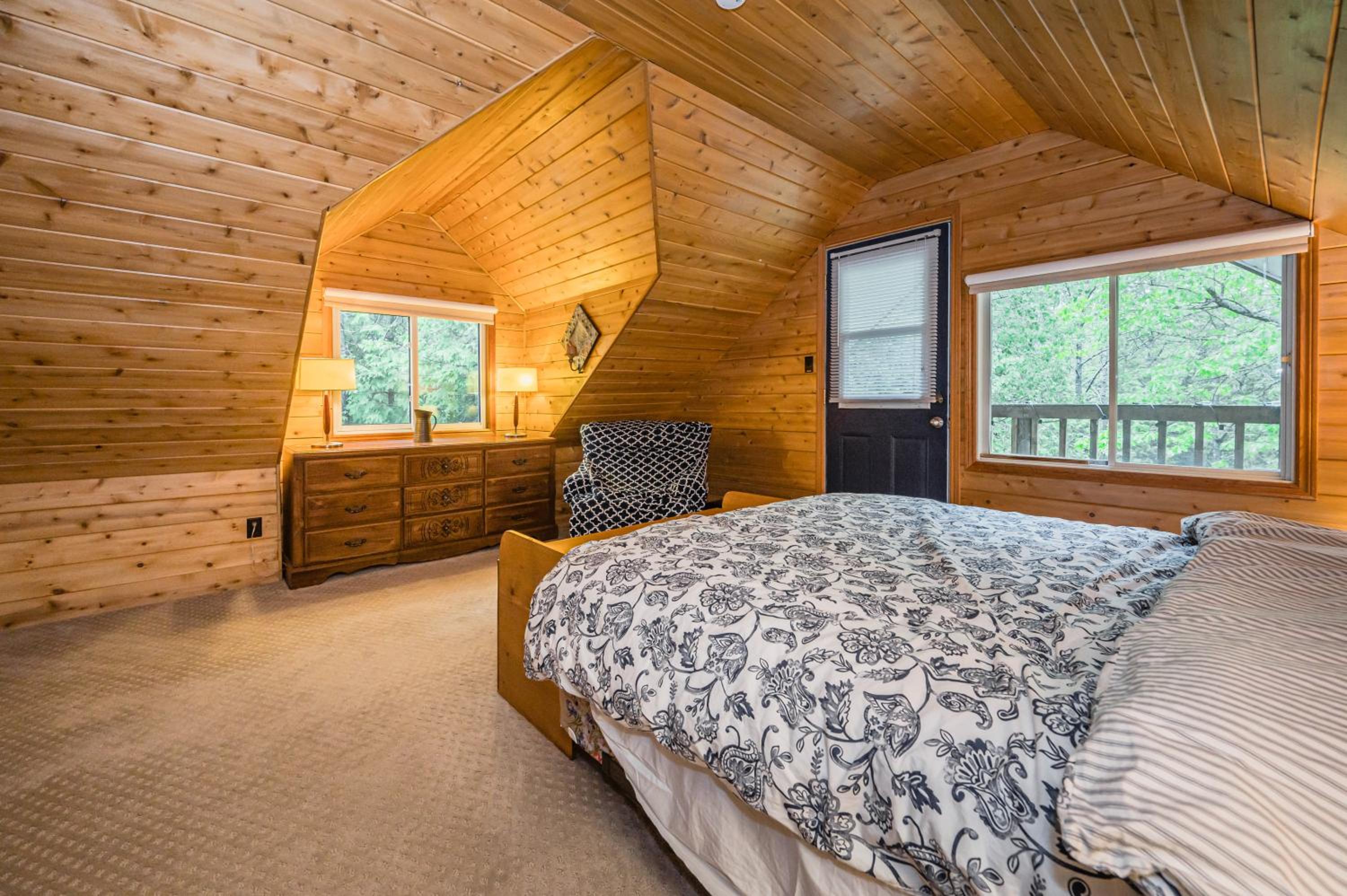 Rustic cabin w Games near Lake and National Park