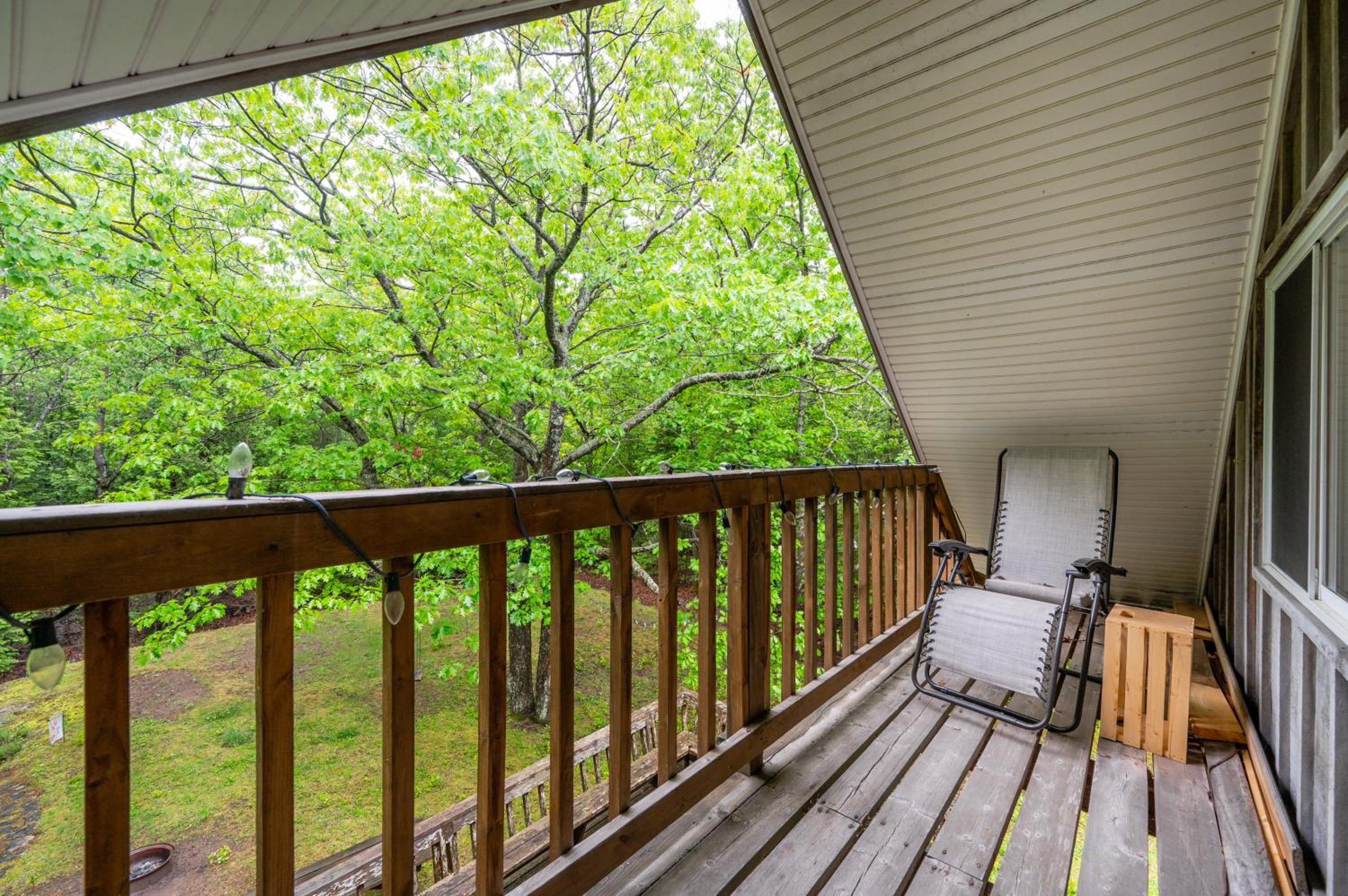 Rustic cabin w Games near Lake and National Park