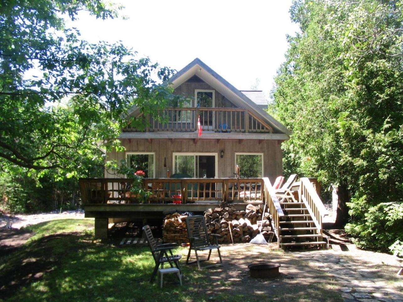 Rustic cabin w Games near Lake and National Park