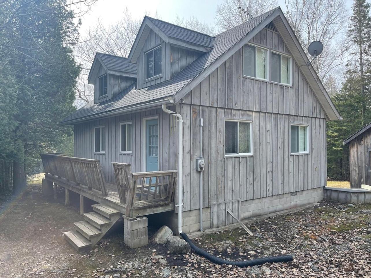 Rustic cabin w Games near Lake and National Park