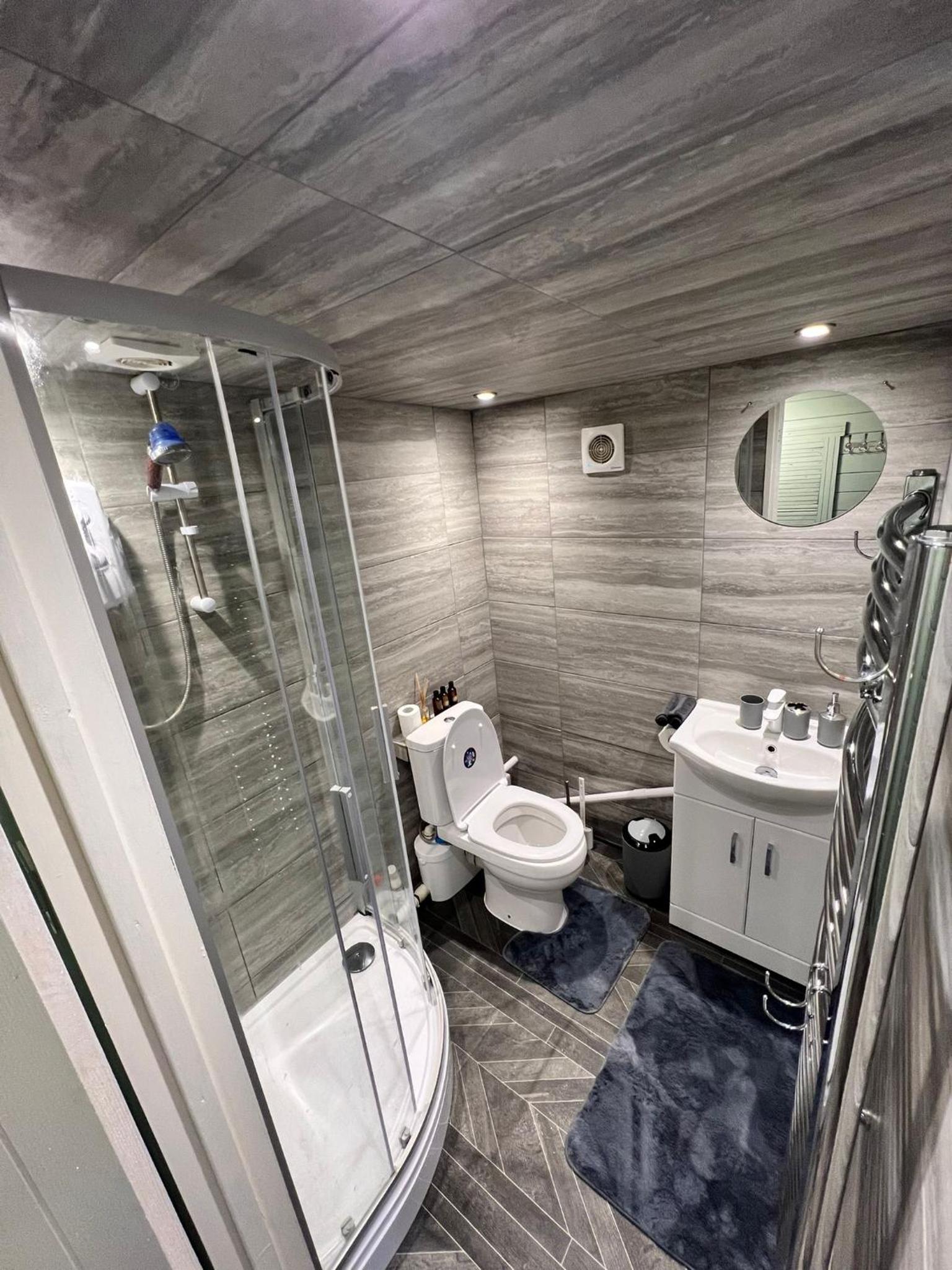 Guildford Vacations - Cozy cabin independent ensuite - Property Image 8