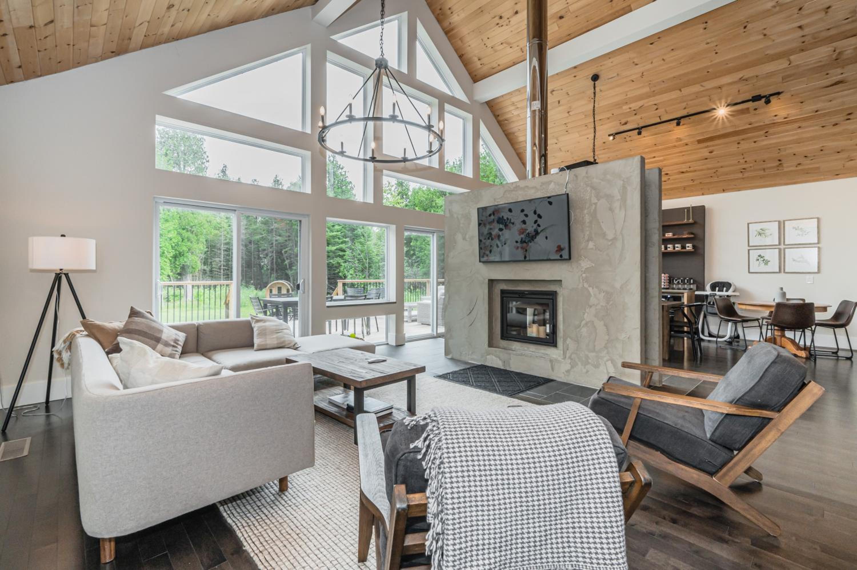 Luxury Tobermory Retreat Modern Home and Hot Tub