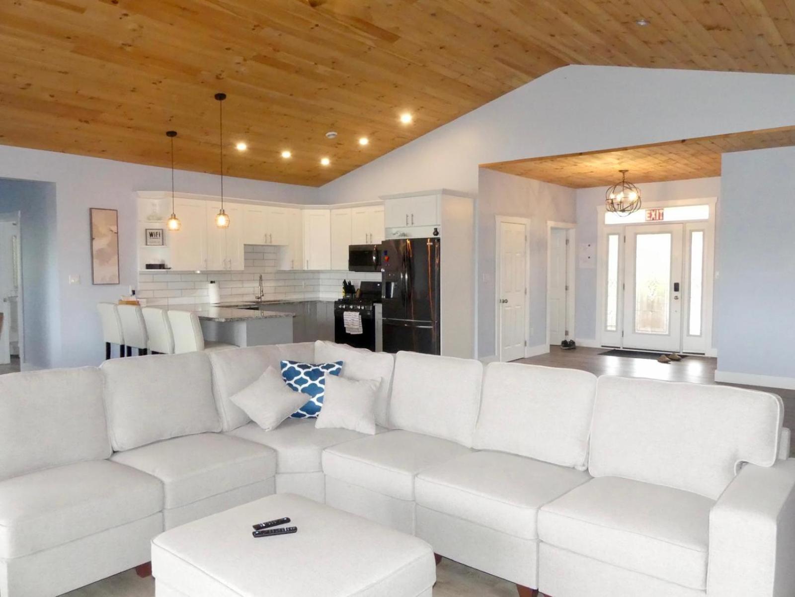 Luxury Lakefront Escape w Games Room