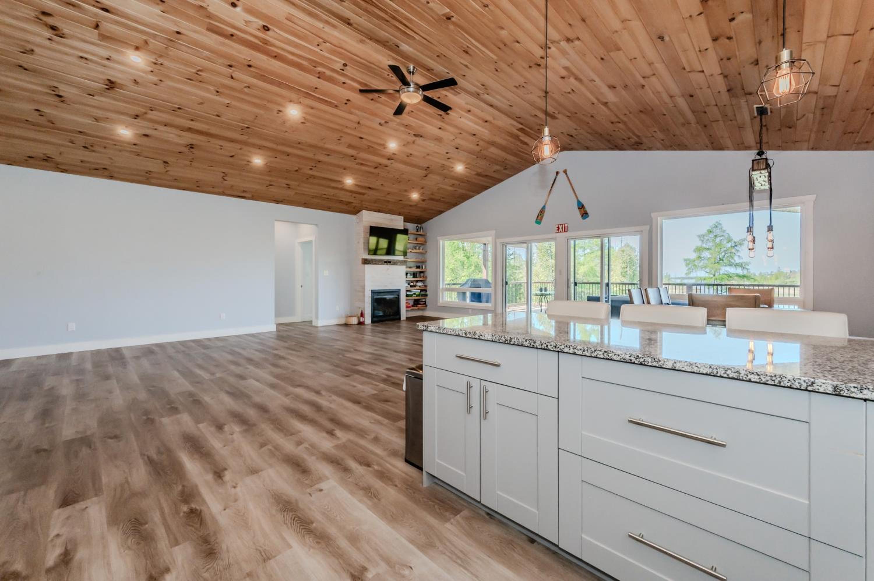 Luxury Lakefront Escape w Games Room