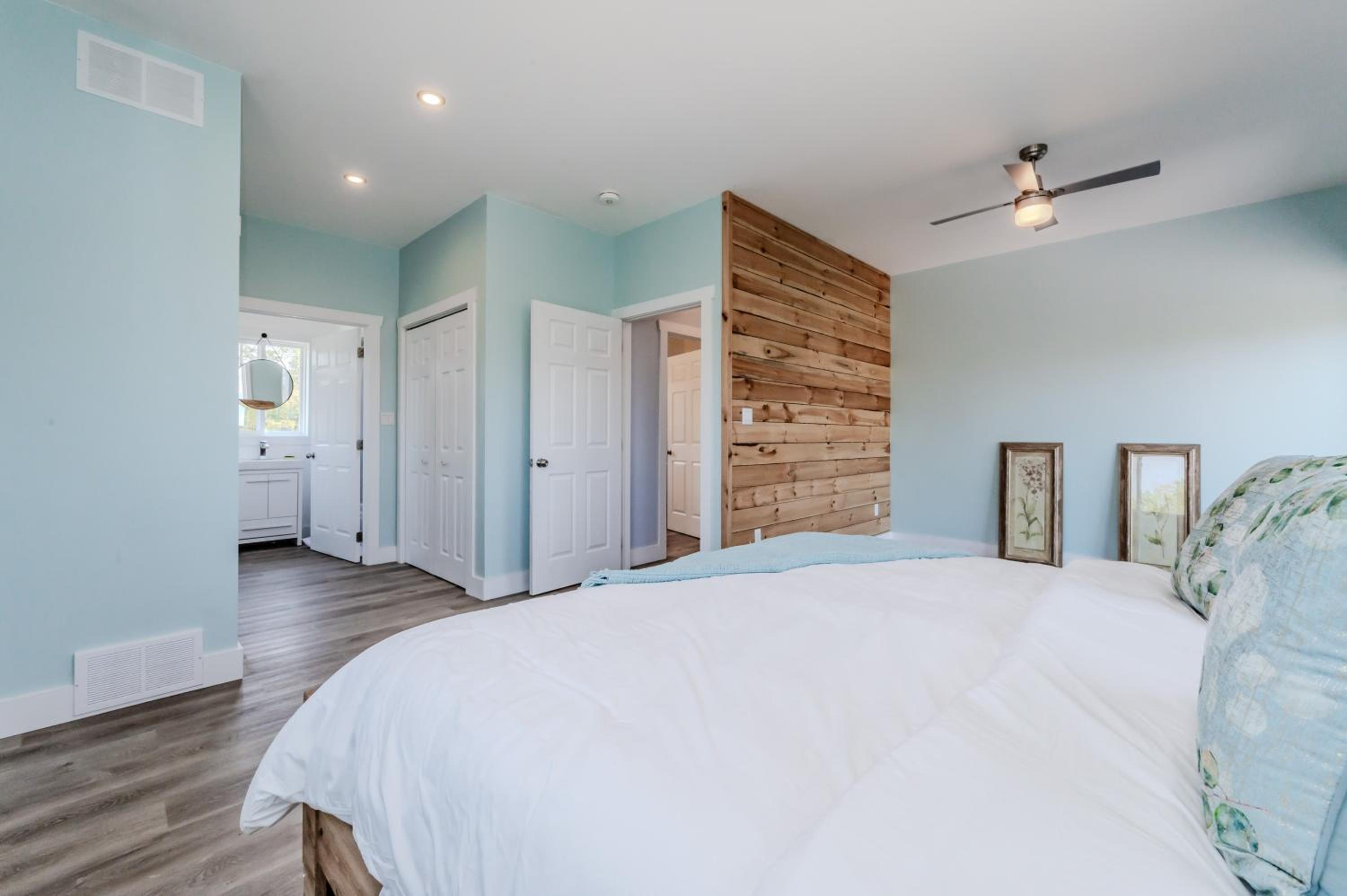 Luxury Lakefront Escape w Games Room