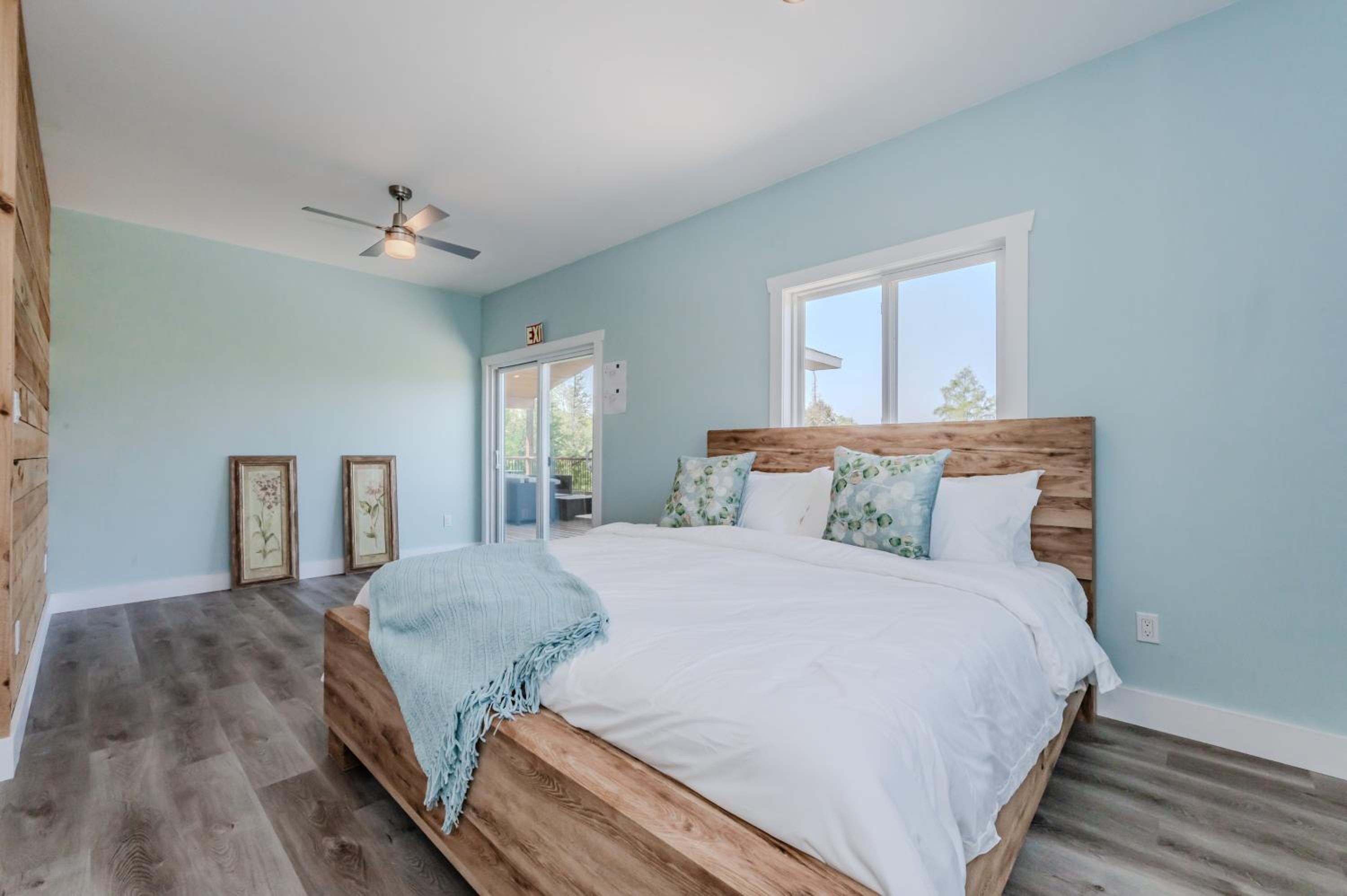 Luxury Lakefront Escape w Games Room