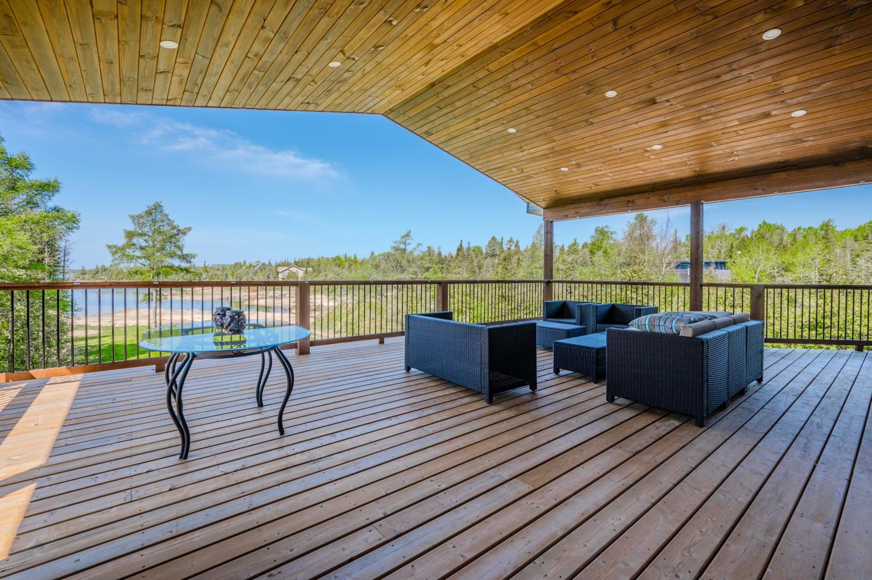 Luxury Lakefront Escape w Games Room