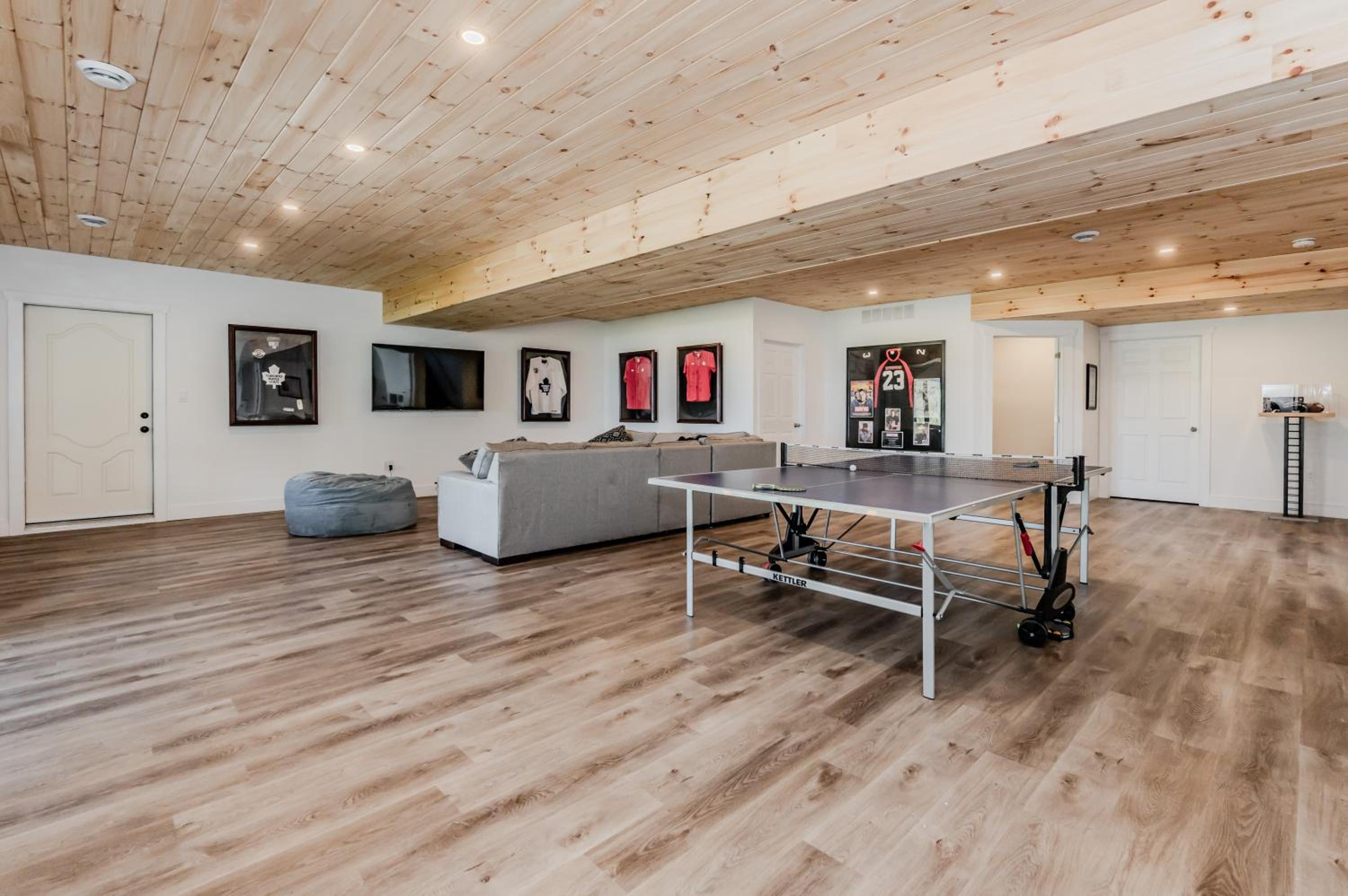 Luxury Lakefront Escape w Games Room