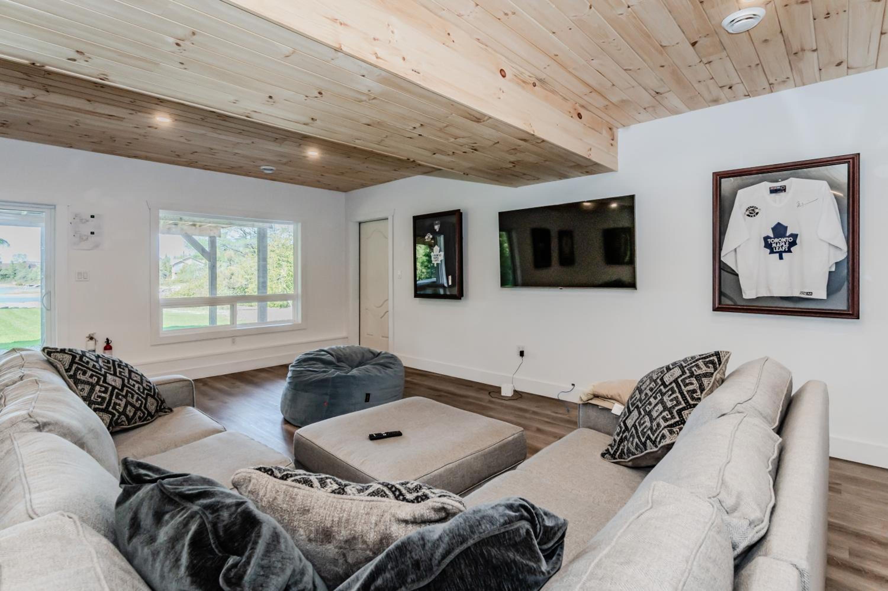 Luxury Lakefront Escape w Games Room
