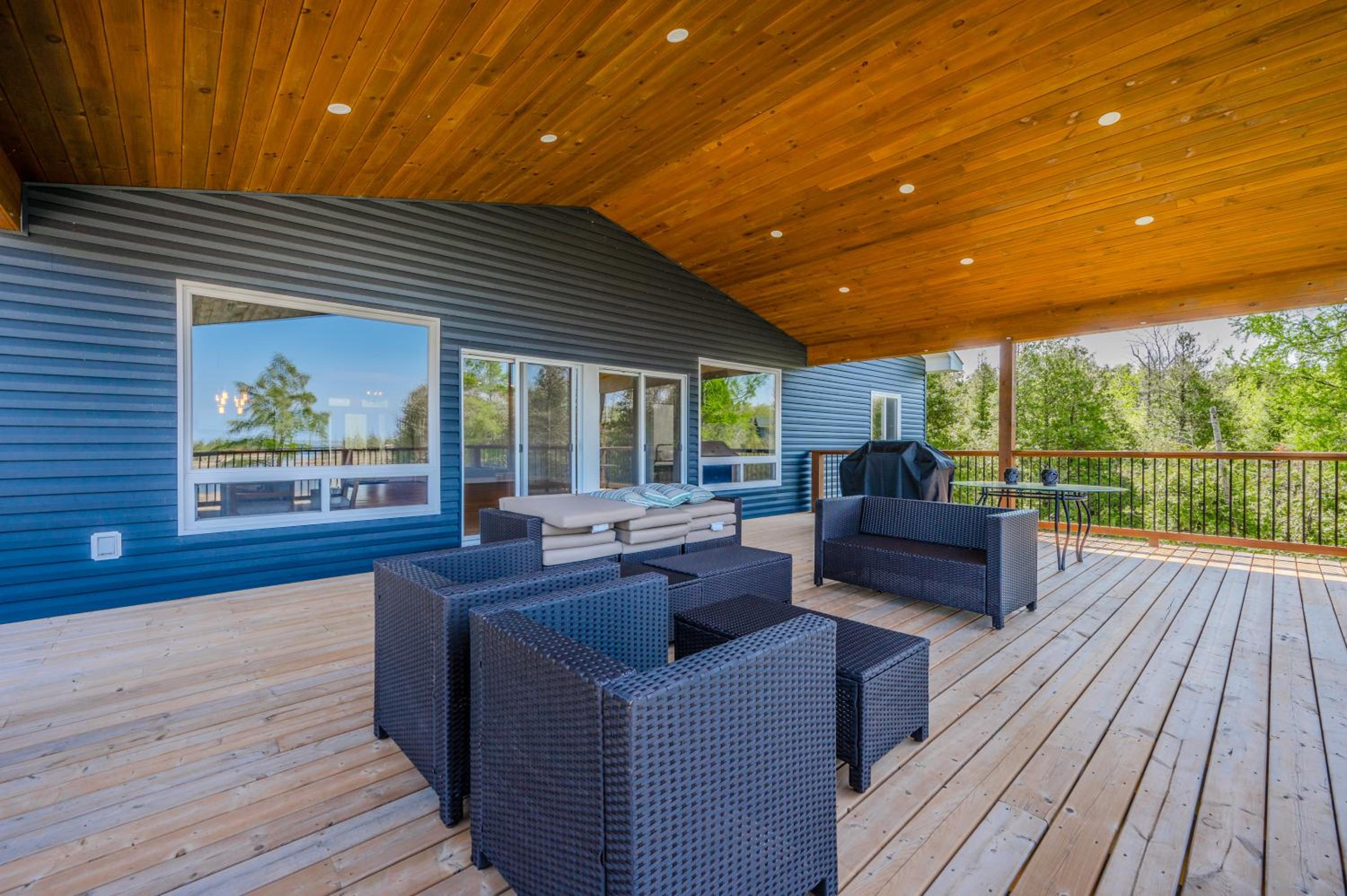 Luxury Lakefront Escape w Games Room