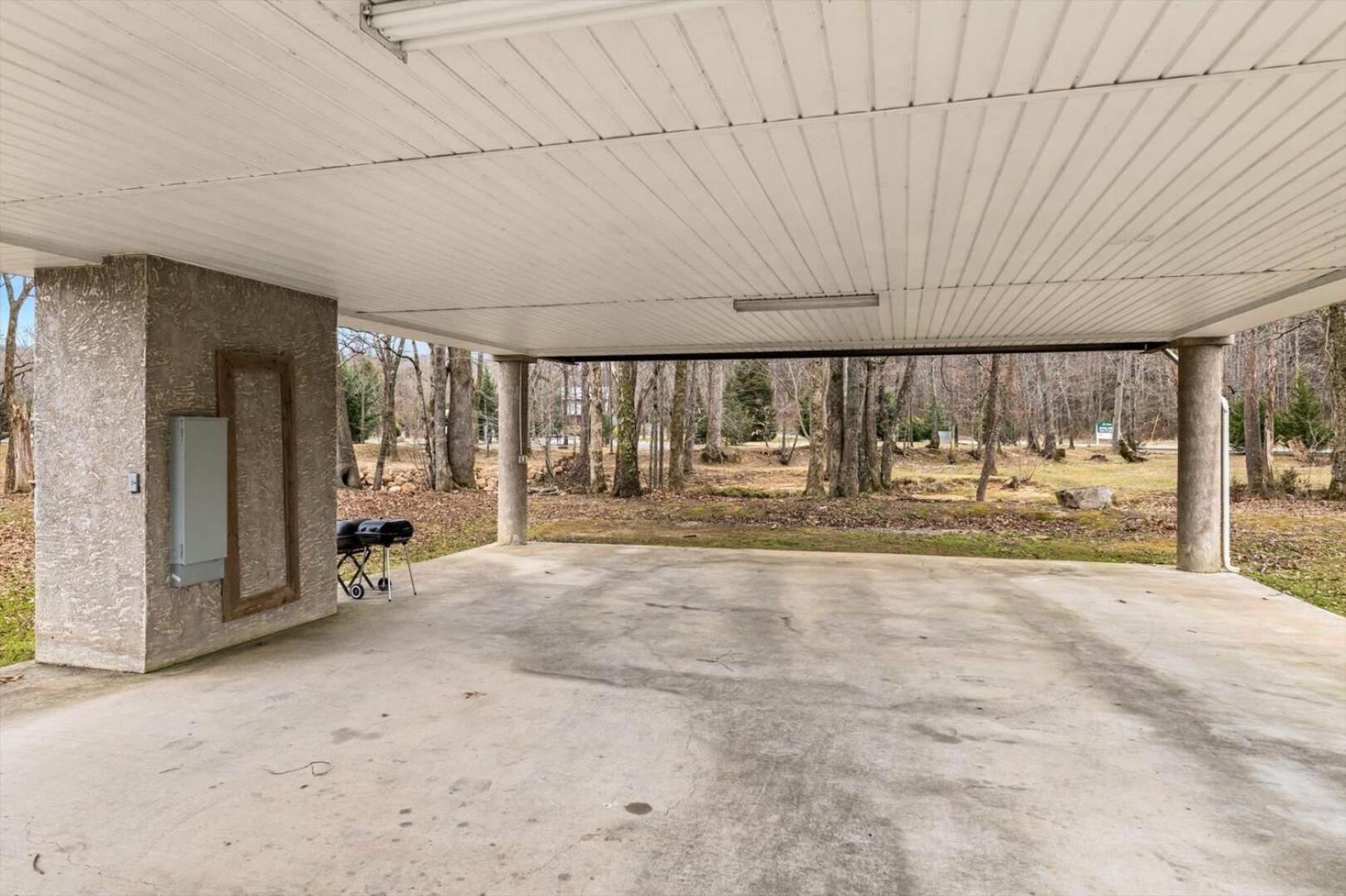 Hillbilly Hilton By Colonial Properties