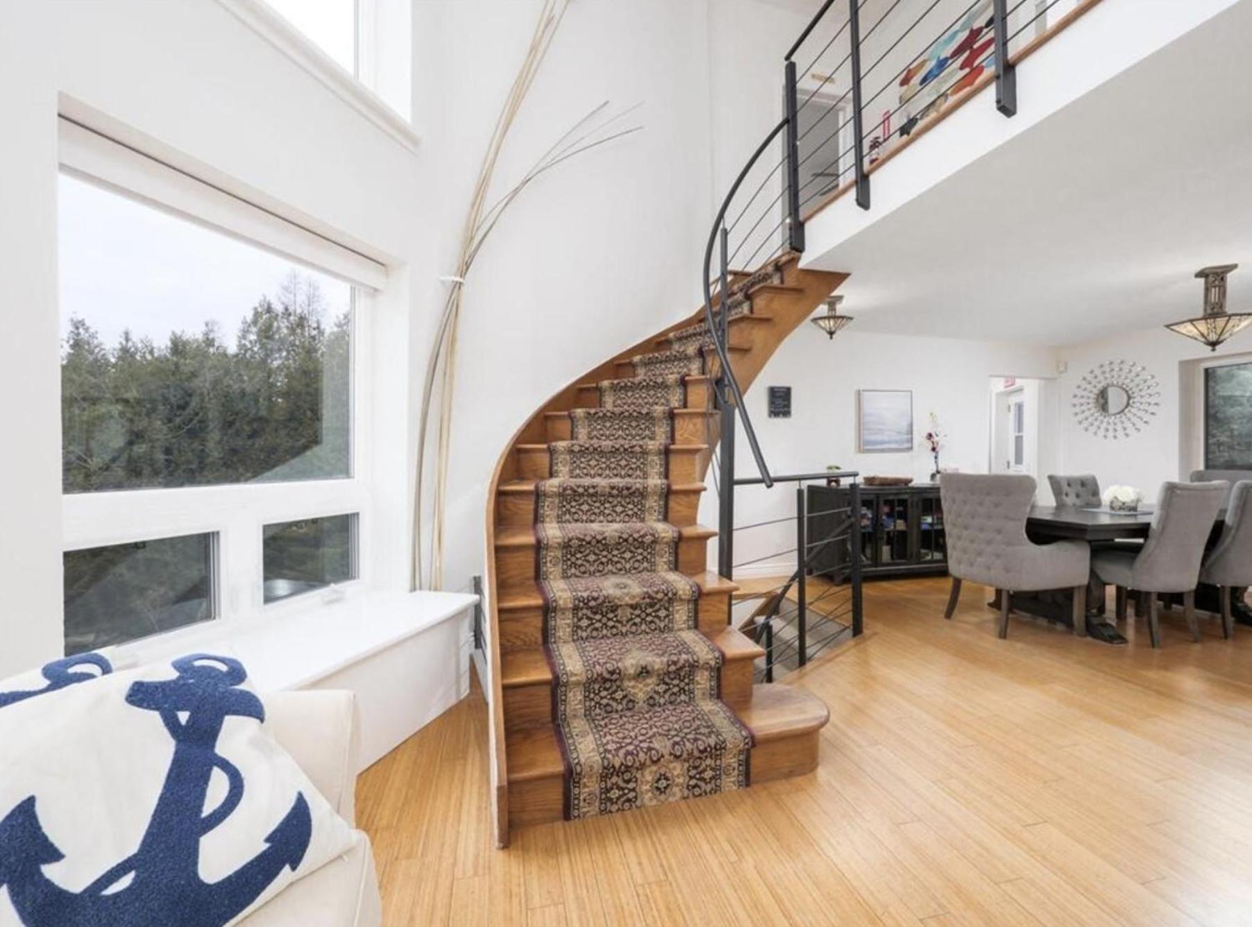 Stunning waterfront w spa and dog run
