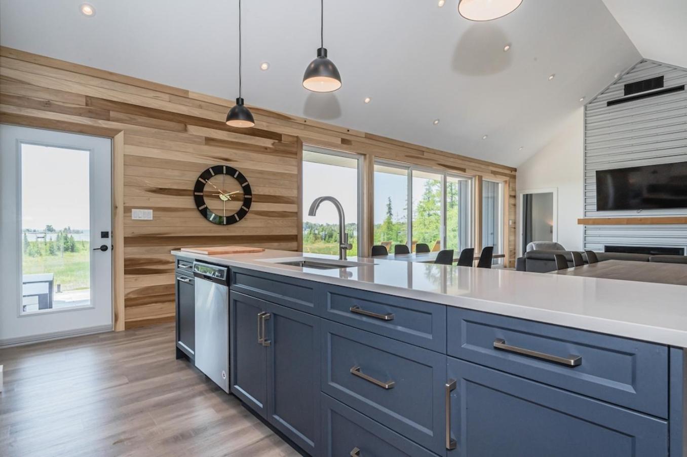 Huronia Luxury Lakefront Views and Game Room