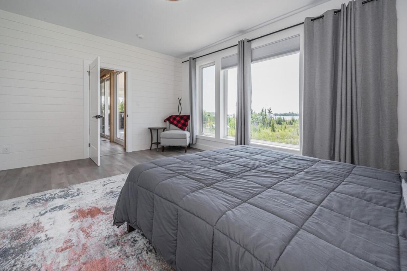 Huronia Luxury Lakefront Views and Game Room