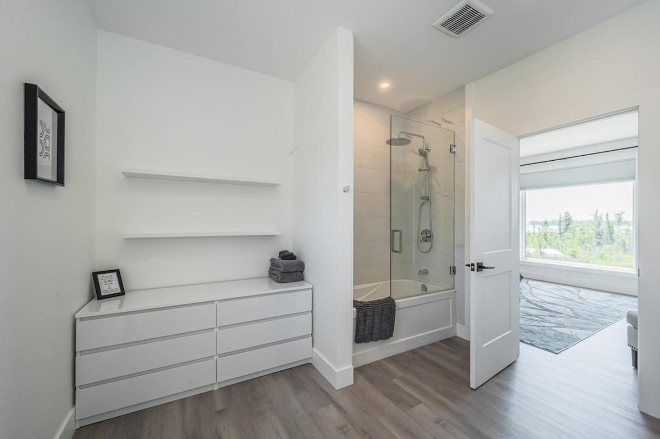 Huronia Luxury Lakefront Views and Game Room