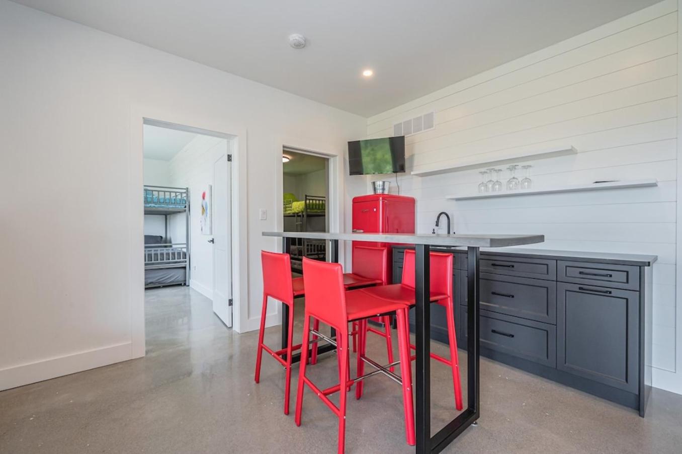 Huronia Luxury Lakefront Views and Game Room