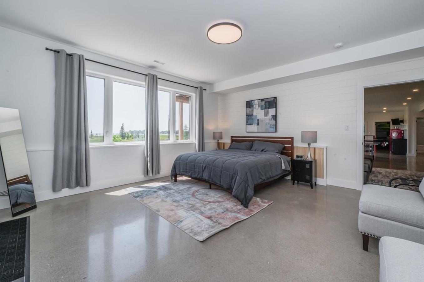 Huronia Luxury Lakefront Views and Game Room