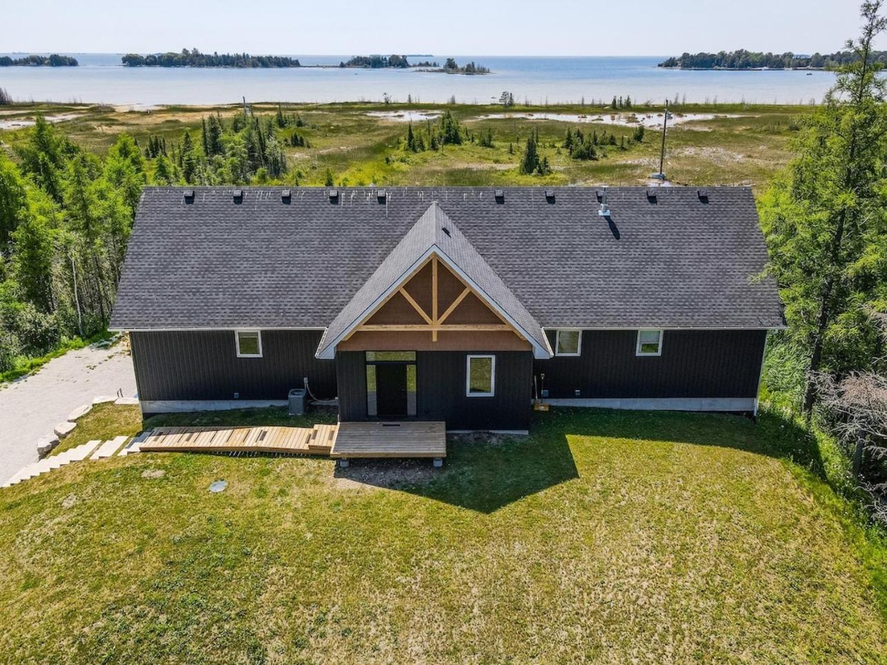 Huronia Luxury Lakefront Views and Game Room