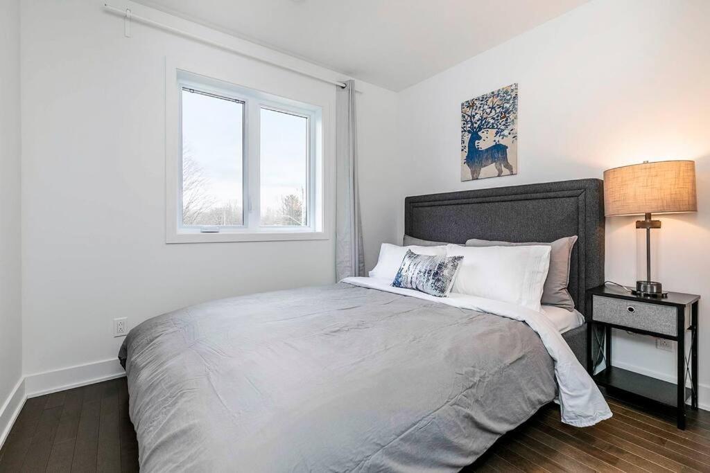 Contemporary Style Duplex with Free parking