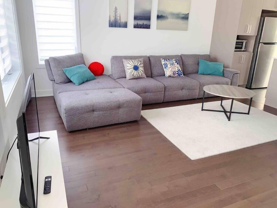 Contemporary Style Duplex with Free parking
