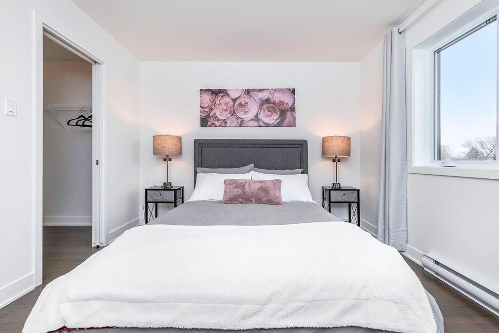 Contemporary Style Duplex with Free parking