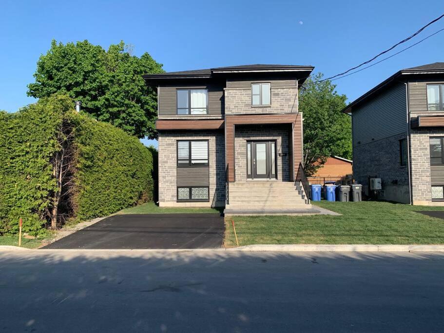 Contemporary Style Duplex with Free parking