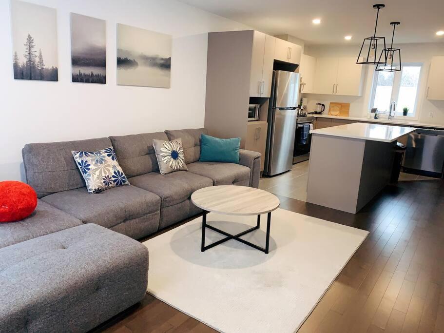 Contemporary Style Duplex with Free parking