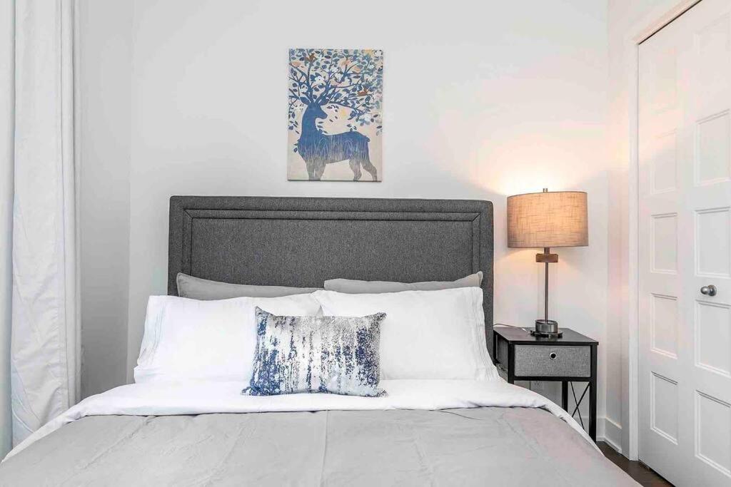 Contemporary Style Duplex with Free parking