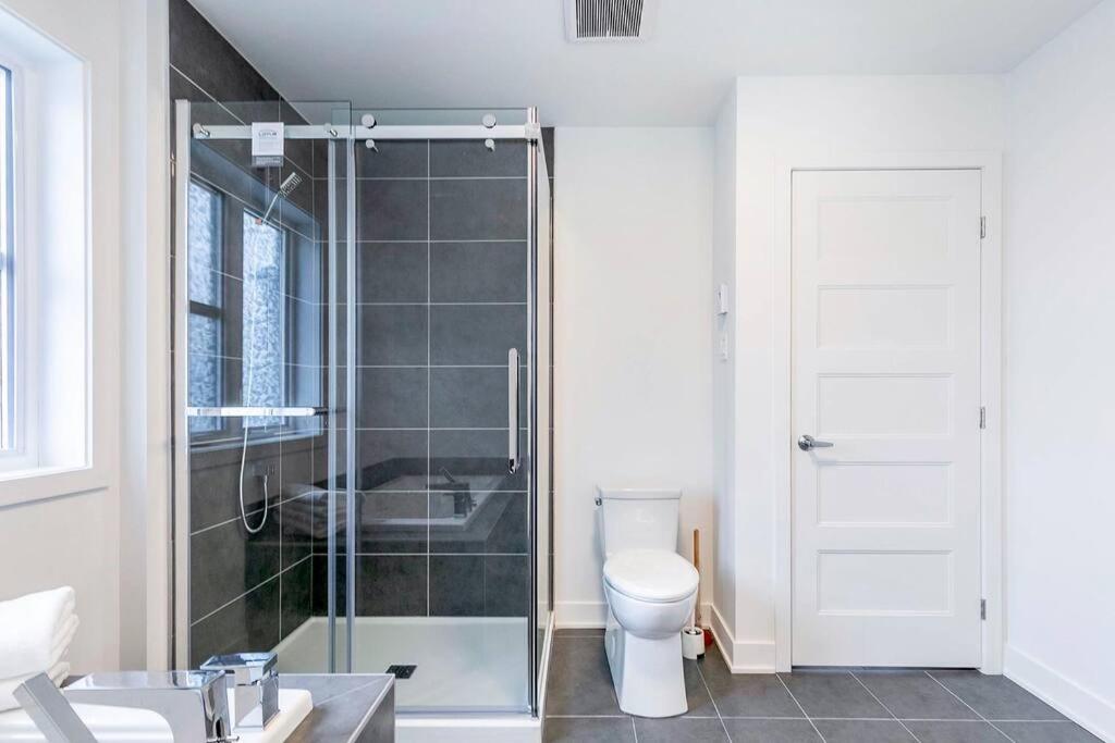 Contemporary Style Duplex with Free parking
