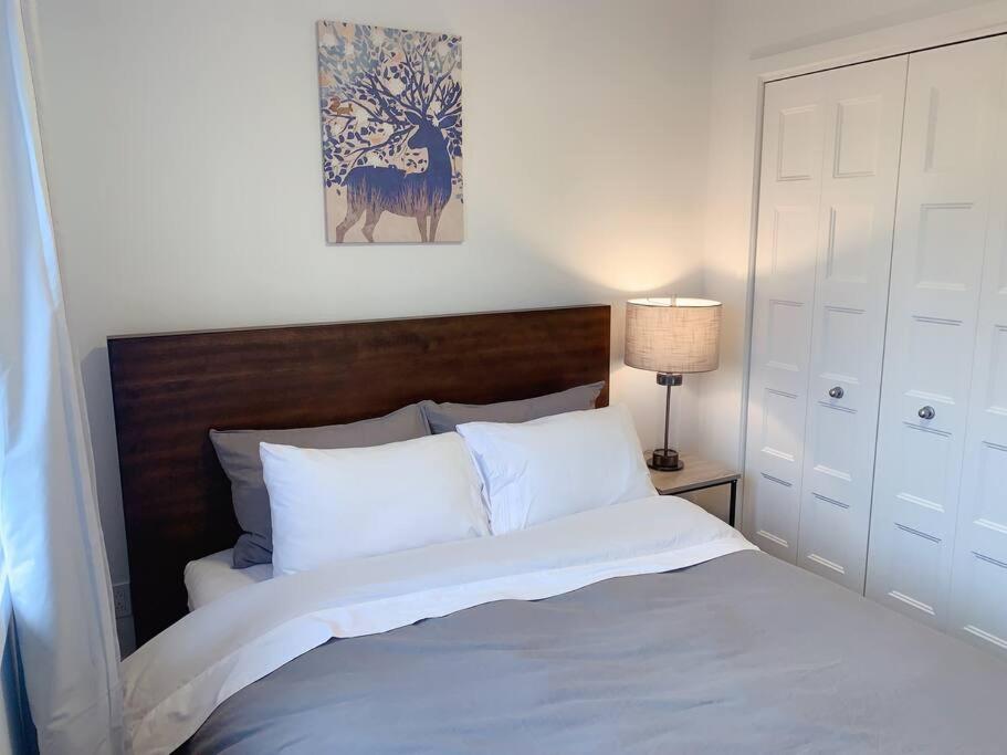 Contemporary Style Duplex with Free parking
