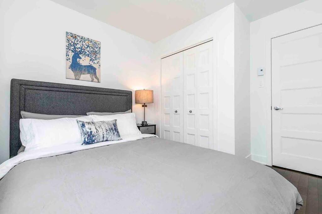 Contemporary Style Duplex with Free parking