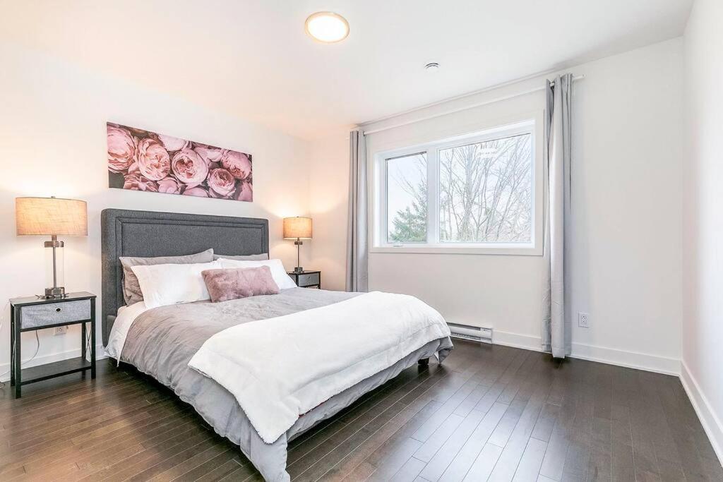 Contemporary Style Duplex with Free parking
