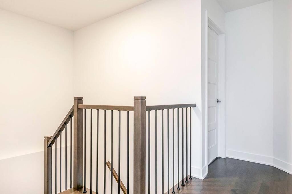 Contemporary Style Duplex with Free parking